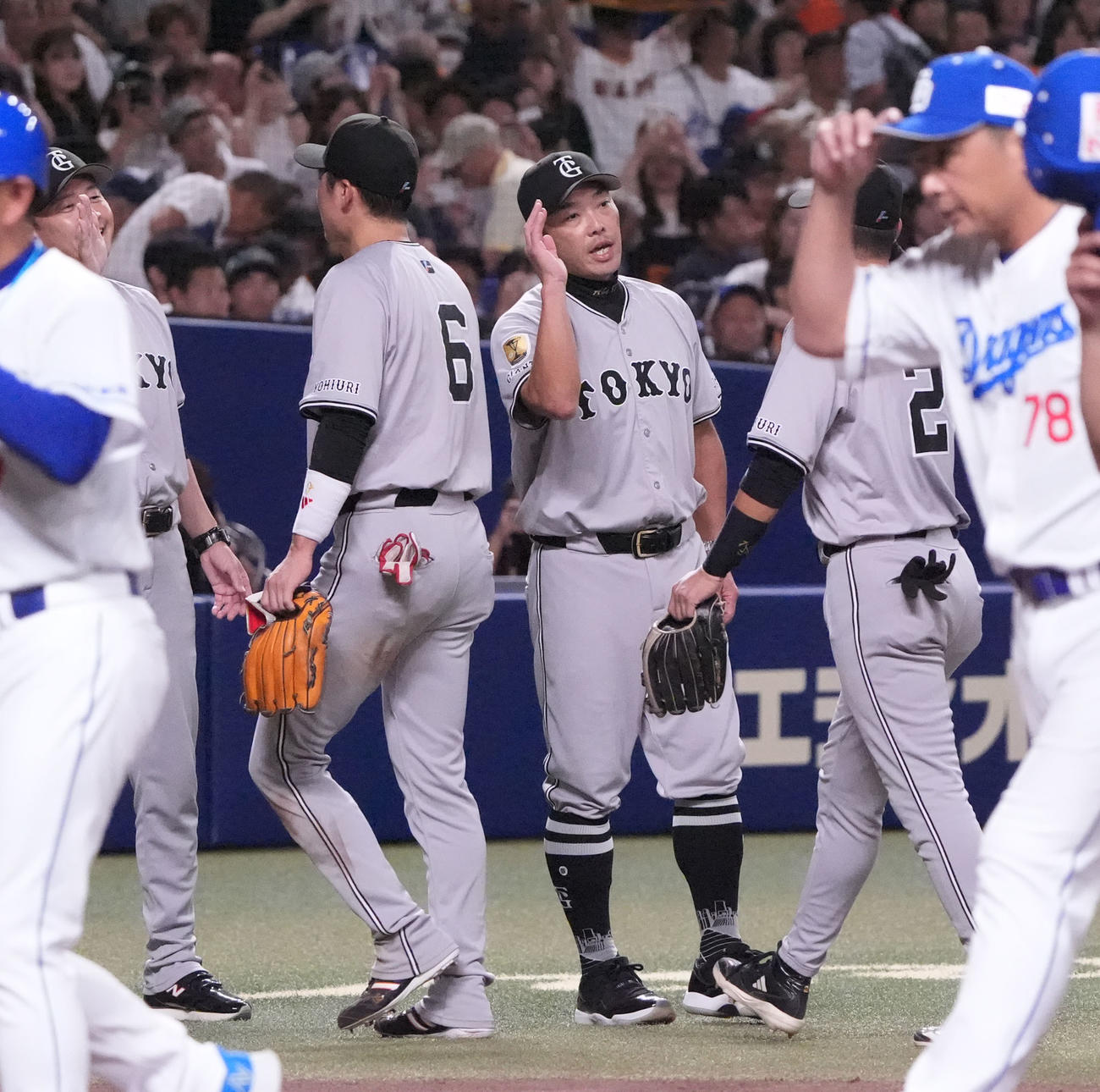 中日対巨人　試合終了、阿部監督（中央）はナインを迎える（撮影・森本幸一）