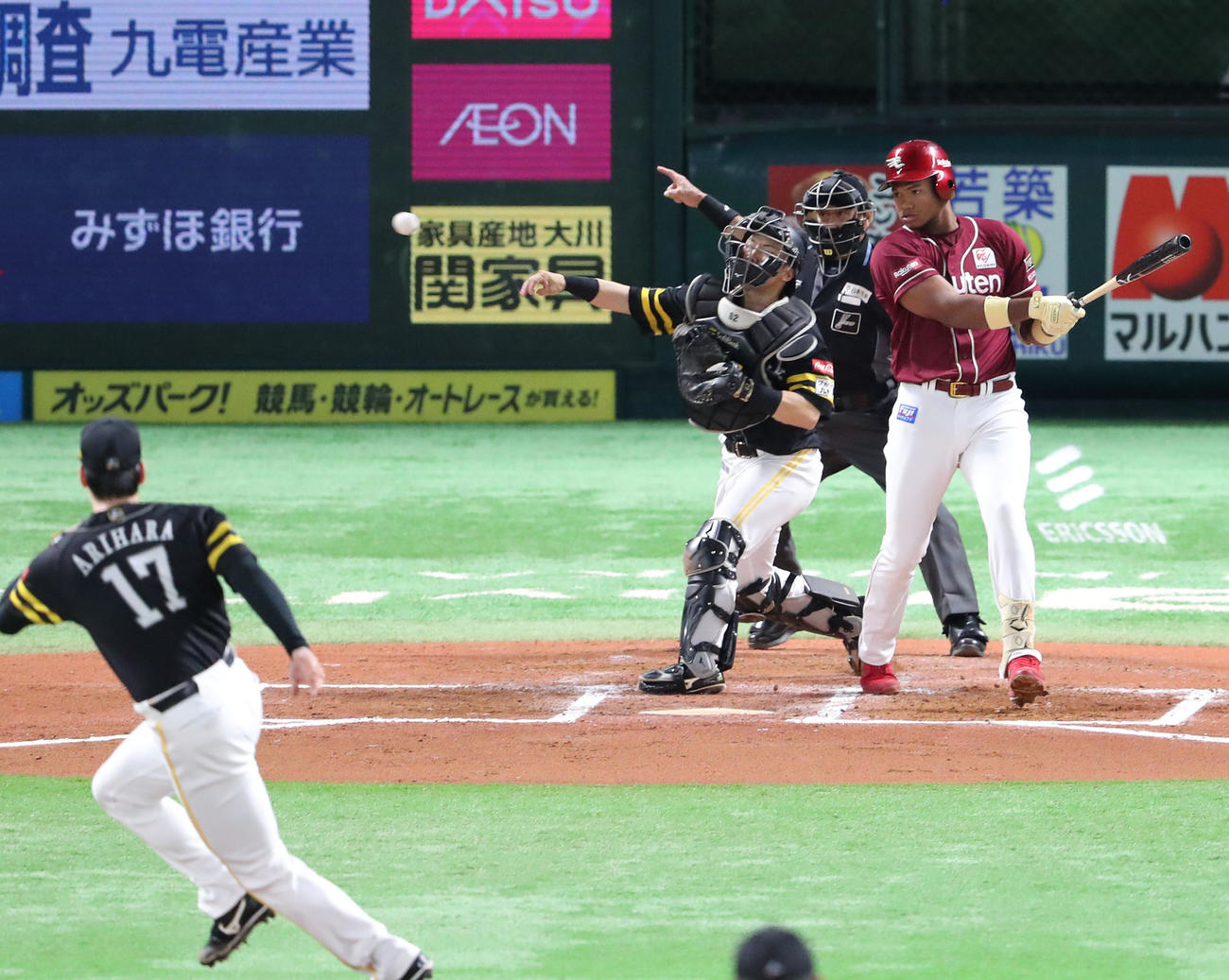 ソフトバンク対楽天　4回表楽天1死一塁、ゴンザレスの空振り三振後、海野が一塁へ送球し、一塁走者の小森はアウトとなる（撮影・梅根麻紀）