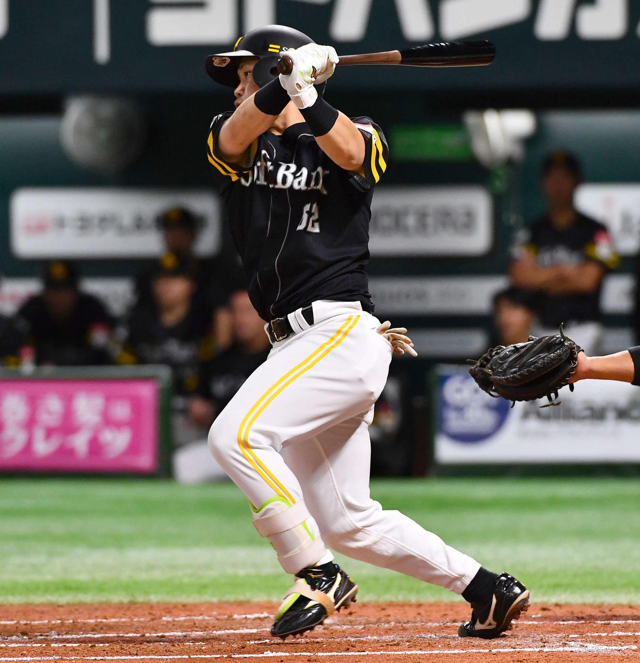 ソフトバンク対楽天　2回裏ソフトバンク2死一、二塁、海野は先制の中前適時打を放つ（撮影・岩下翔太）