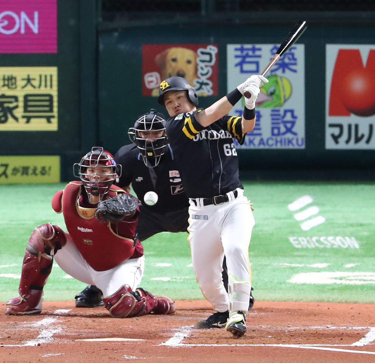 ソフトバンク対楽天　2回裏ソフトバンク2死一、二塁、海野は中前に先制適時打を放つ（撮影・梅根麻紀）