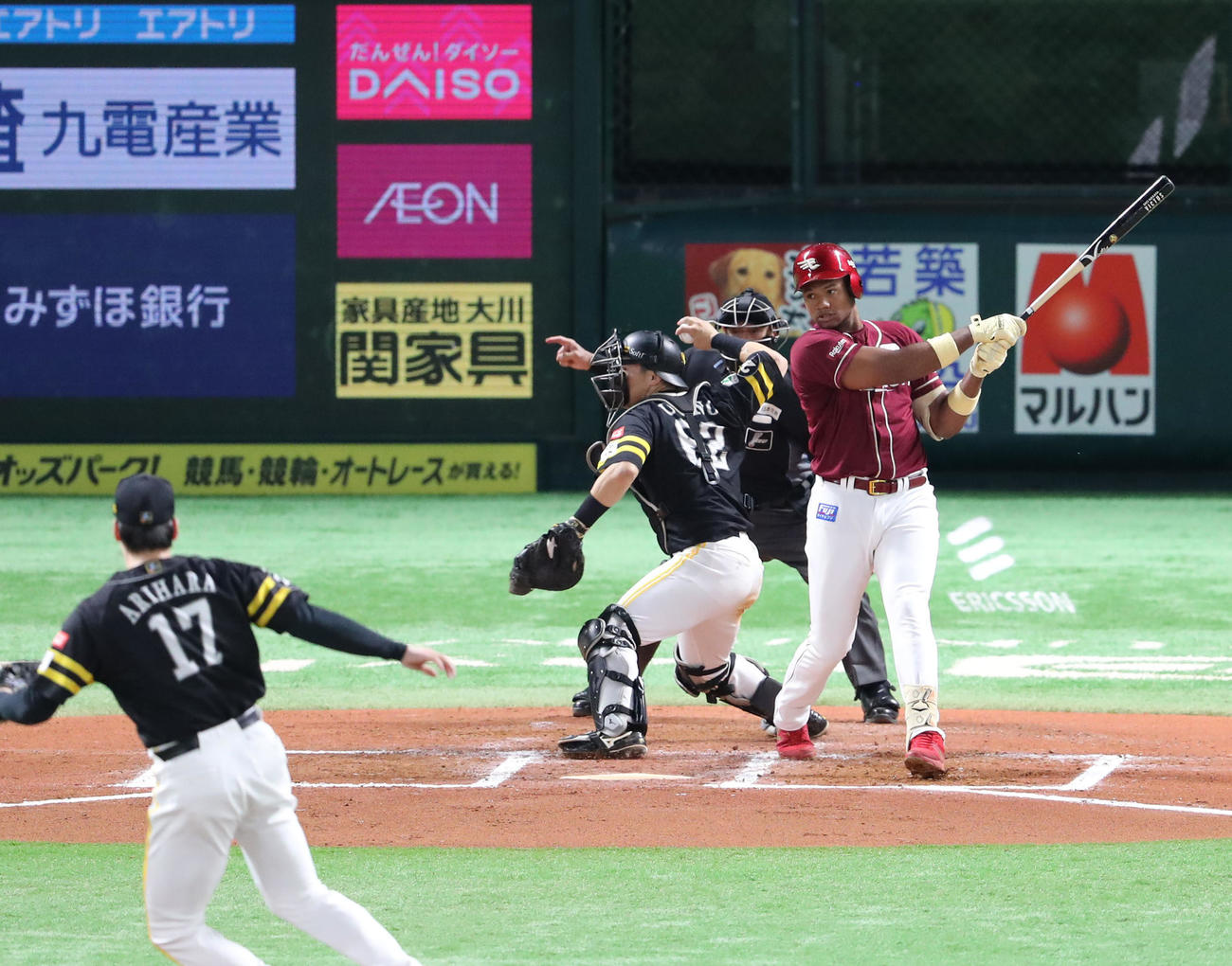 ソフトバンク対楽天　4回表楽天1死一塁、ゴンザレスは空振りの三振、海野が一塁へすぐに送球、一塁走者の小森はアウトとなる（撮影・梅根麻紀）