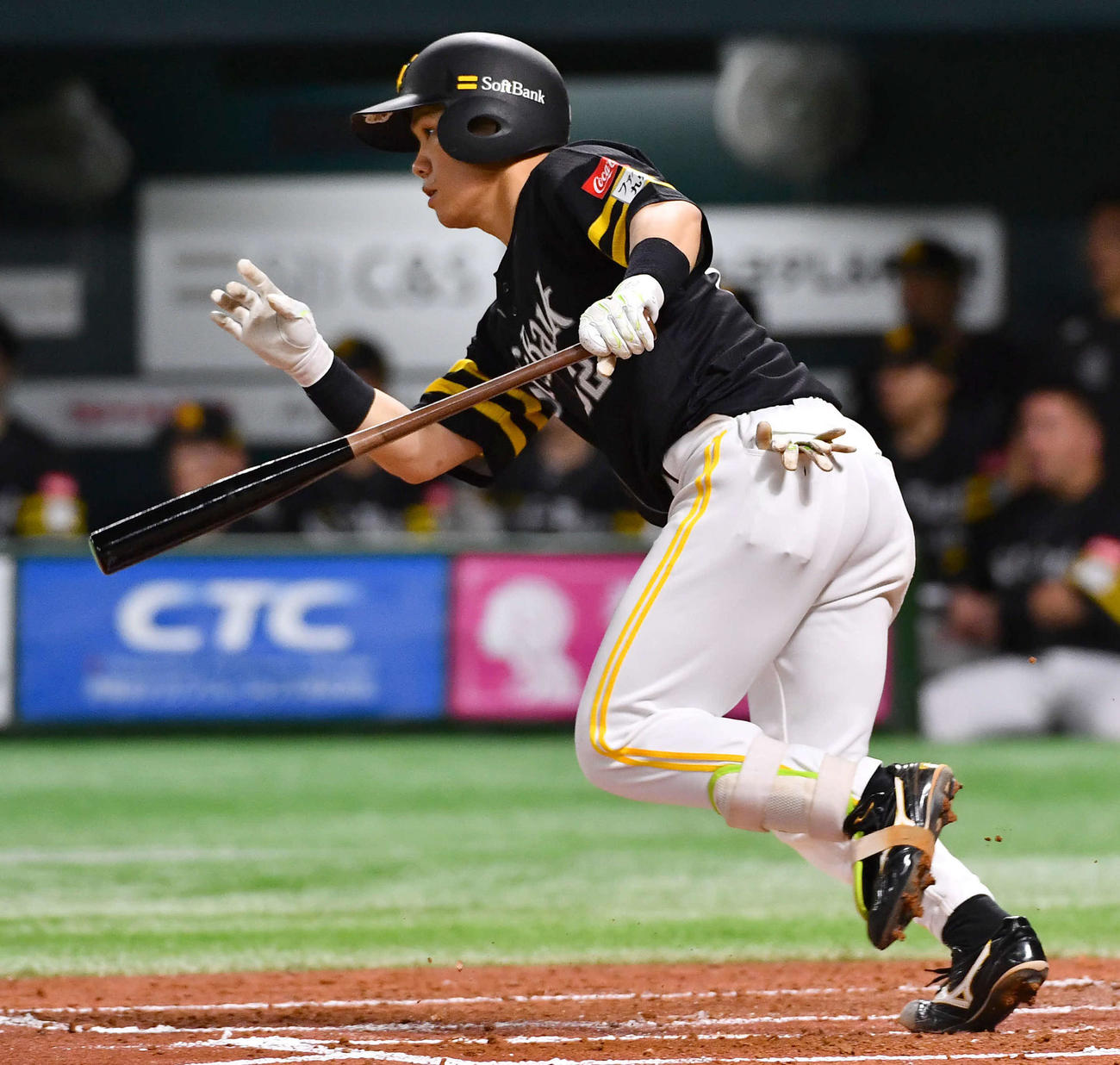 ソフトバンク対楽天　2回裏ソフトバンク2死一、二塁、海野は先制の中前適時打を放つ（撮影・岩下翔太）