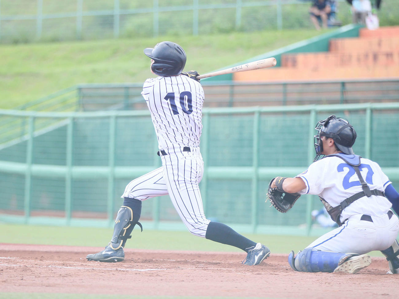 仙台大対東北大　8回1死一塁、右越えの2ランを放つ仙台大・平川（撮影・高橋香奈）