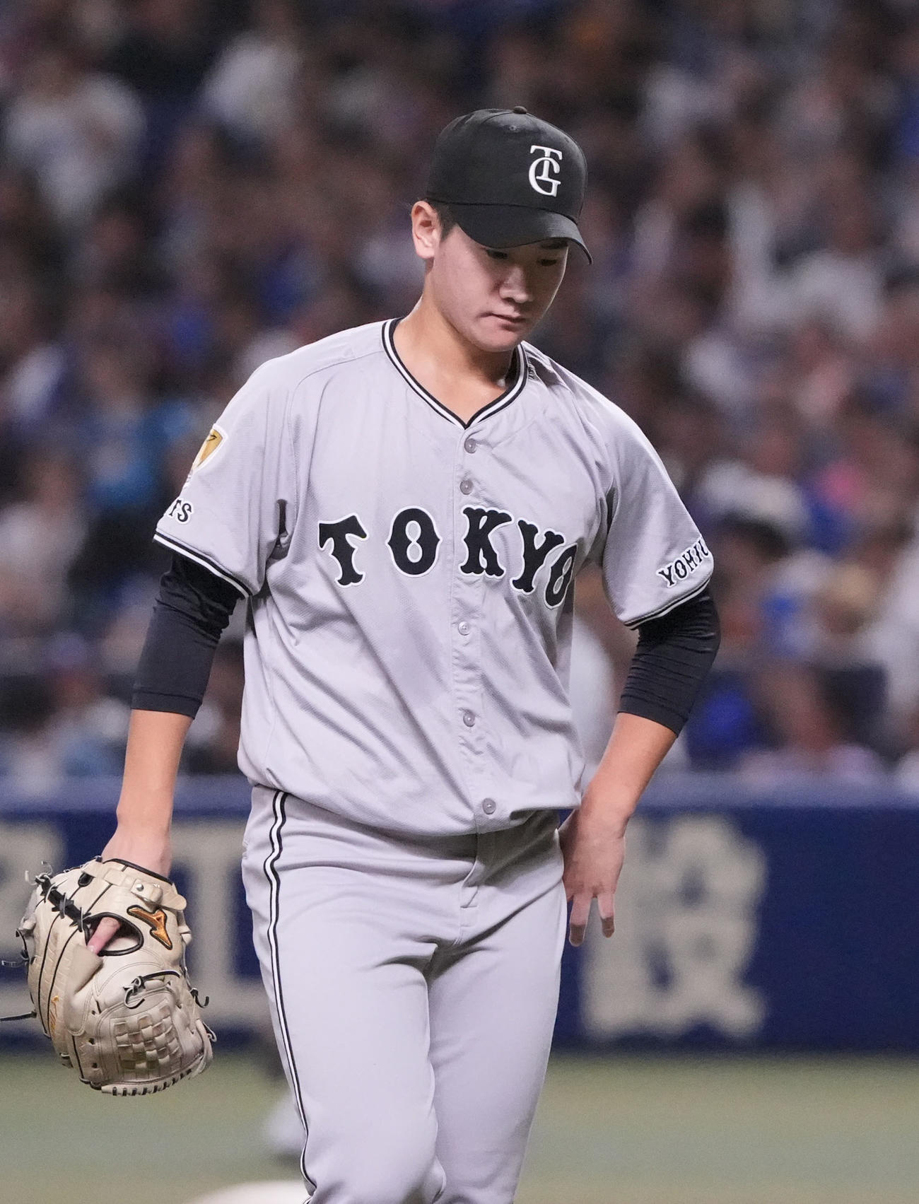 中日対巨人　1回終了、ベンチへ戻る井上（撮影・森本幸一）