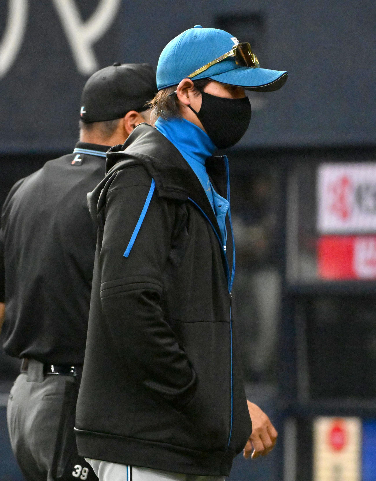 オリックス対日本ハム　メンバー交代を告げベンチに引き揚げる日本ハム新庄監督（撮影・石井愛子）