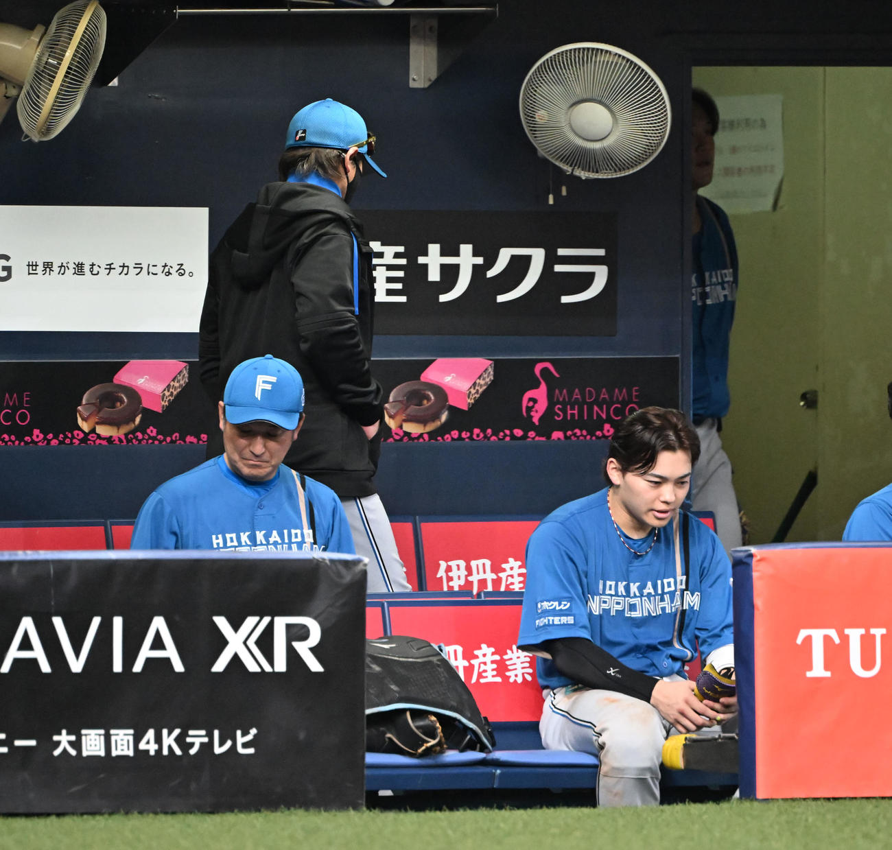 オリックス対日本ハム　オリックスに敗れ引き揚げる日本ハム新庄監督（後方）（撮影・和賀正仁）