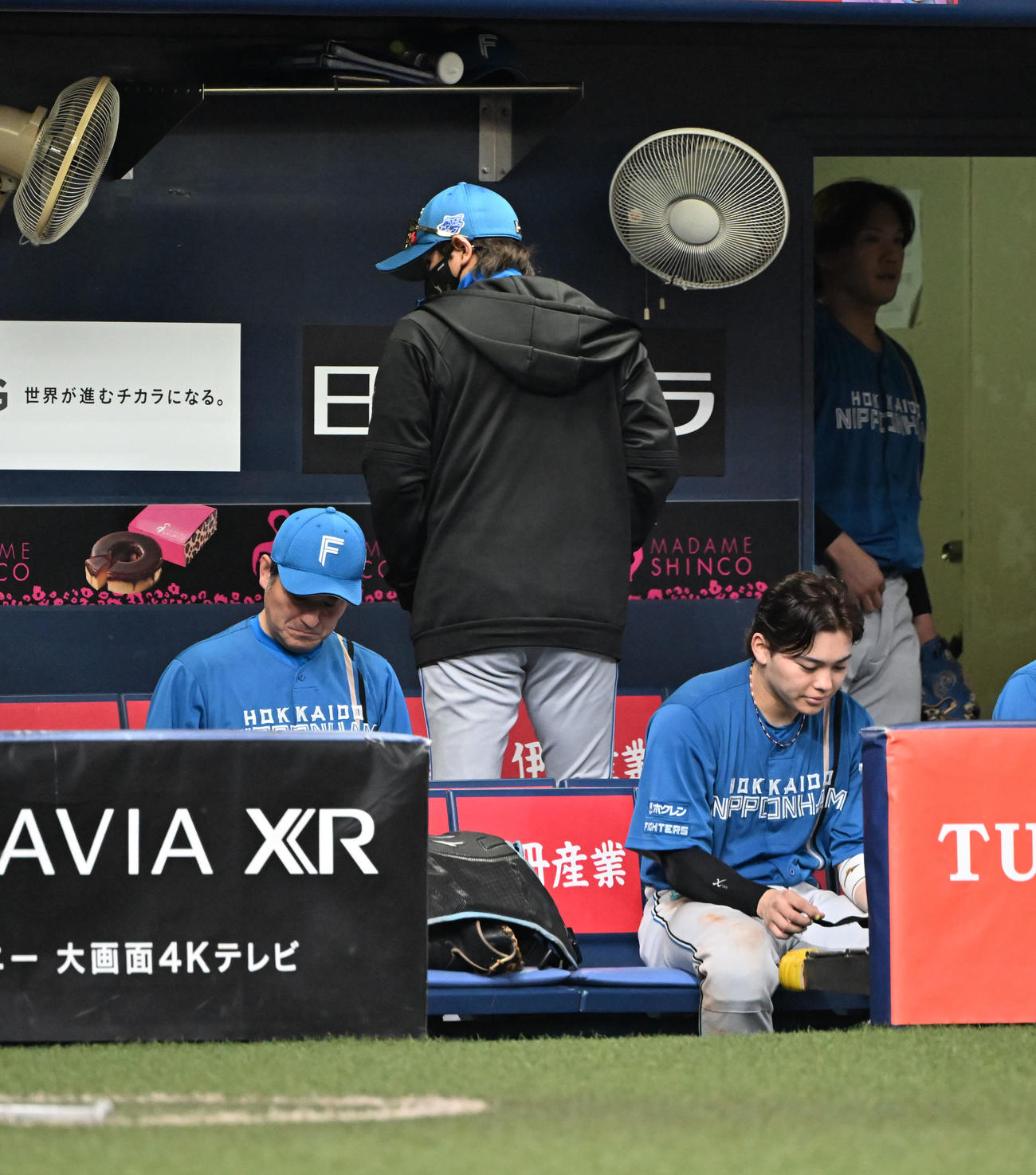 オリックス対日本ハム　オリックスに敗れ引き揚げる日本ハム新庄監督（奥）（撮影・和賀正仁）