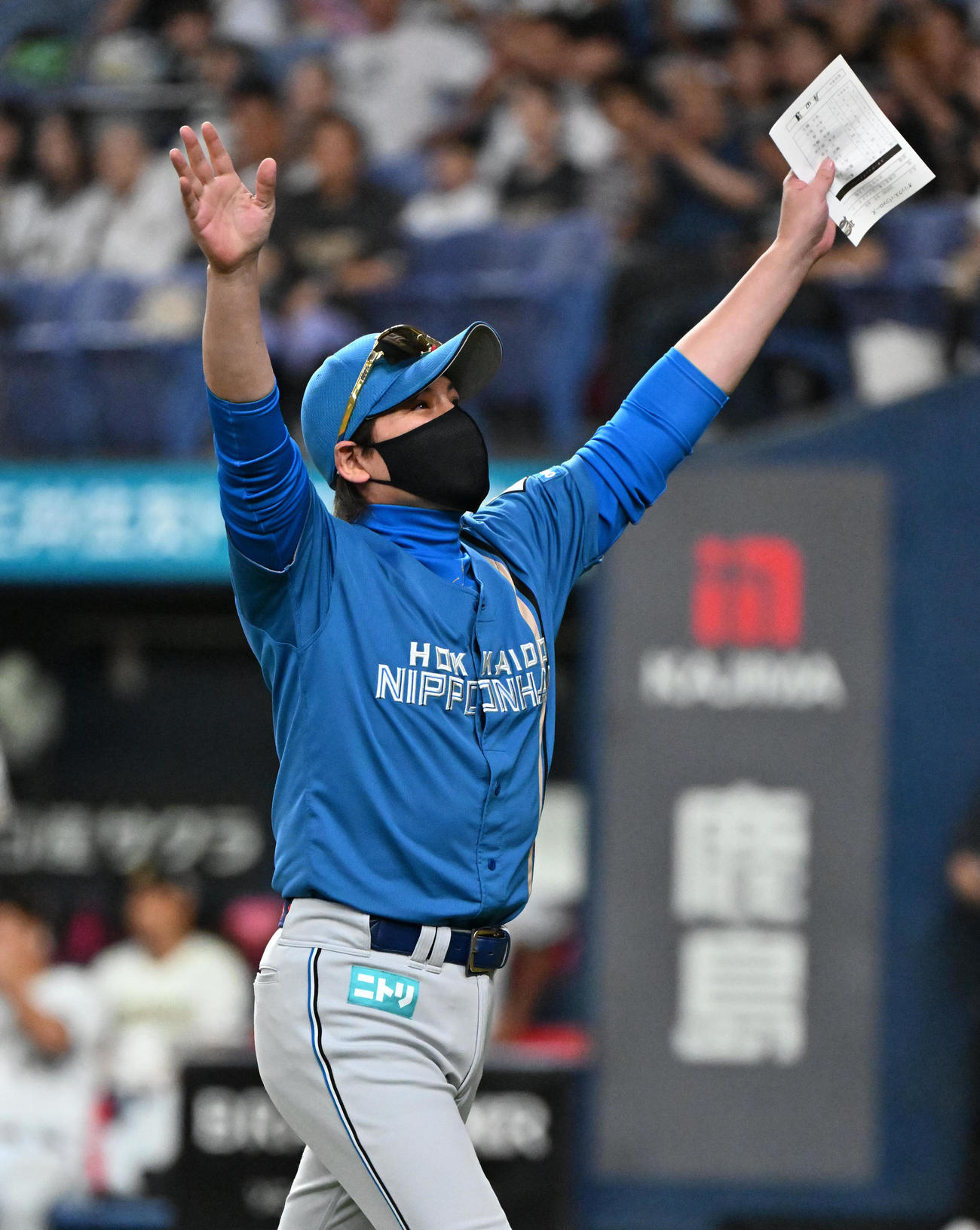 オリックス対日ハム　メンバー表を交換しファンらに手を振る日ハム新庄監督（撮影・石井愛子）