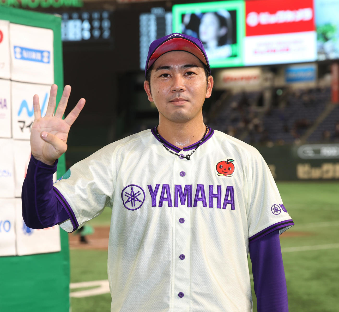 SUBARU対ヤマハ　完投勝利したヤマハ・佐藤廉はベスト4のポーズを決める（撮影・柴田隆二）　　