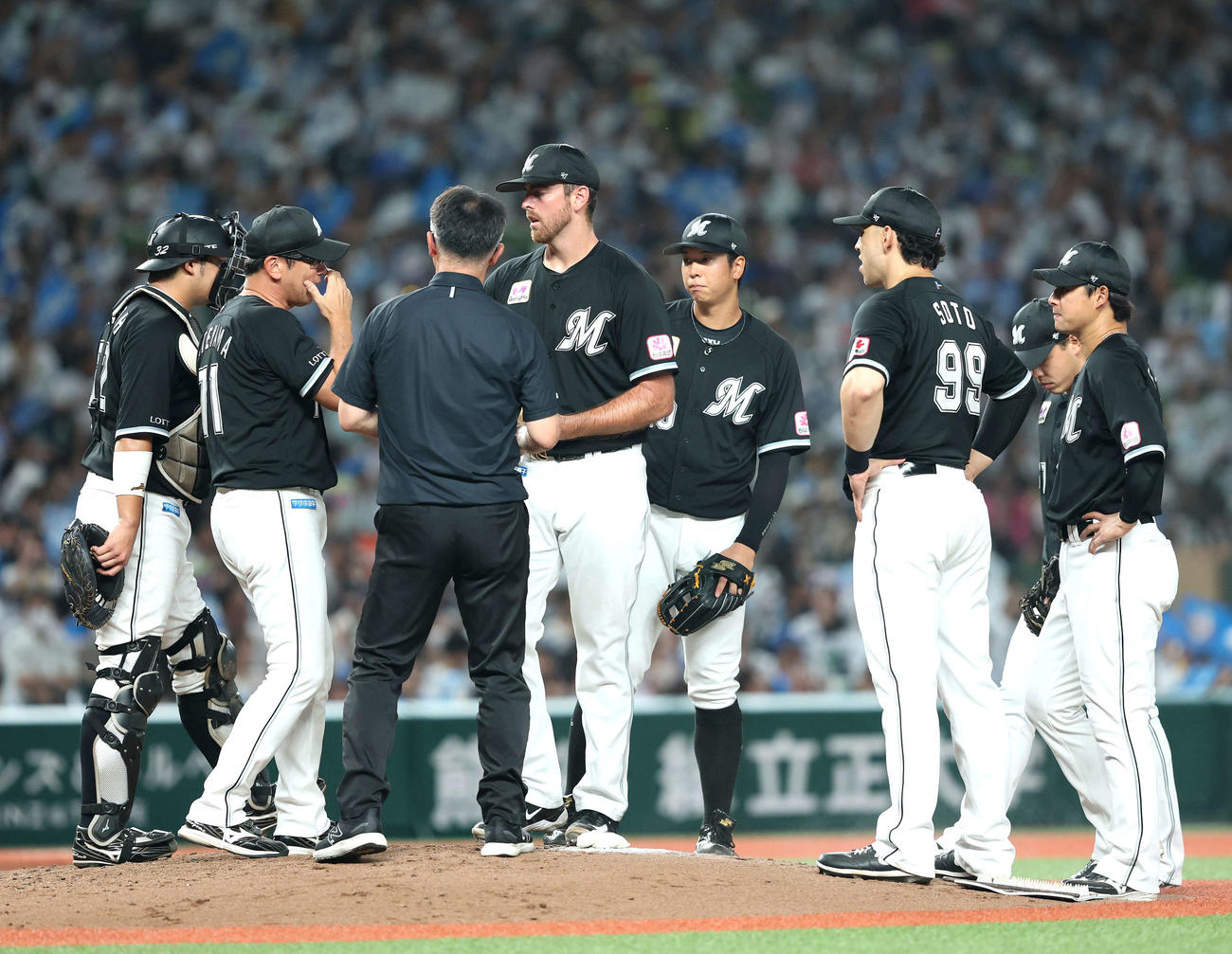 西武対ロッテ　5回裏、マウンドに集まるロッテナイン（撮影・河田真司）