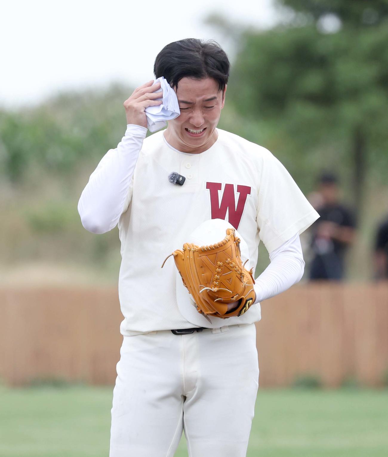 駒大苫小牧OB対早稲田実OB　ハンカチで汗を拭く斎藤氏（撮影・黒川智章）