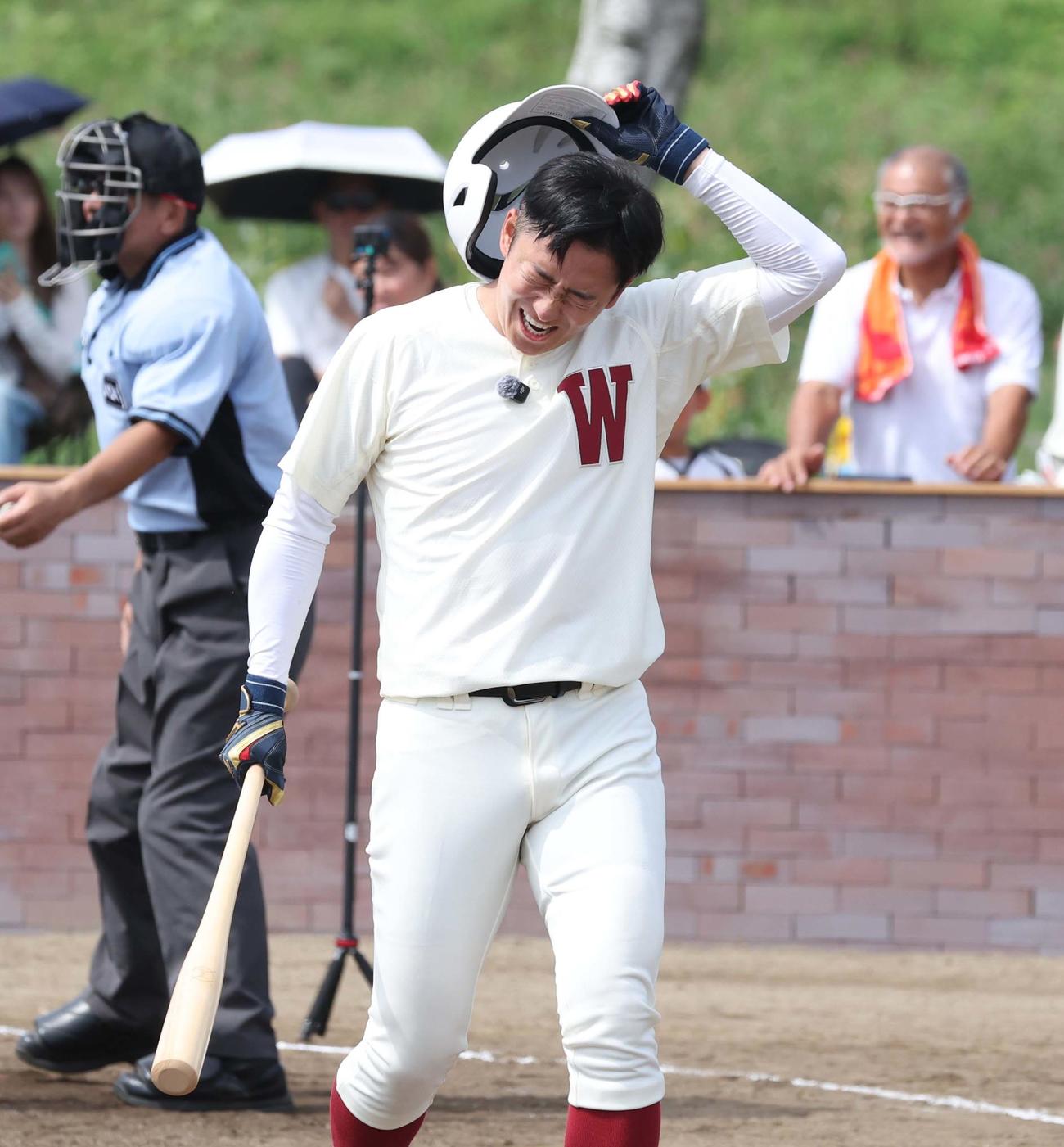駒大苫小牧OB対早稲田実OB　三振し悔しがる早稲田実OB・斎藤氏（撮影・黒川智章）