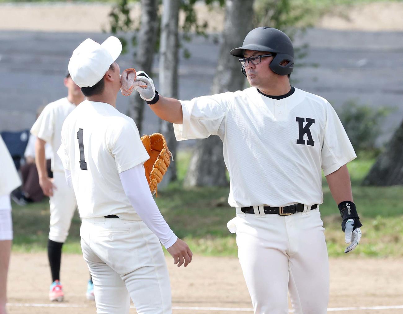 駒大苫小牧OB対早稲田実OB　死球を受けた駒大苫小牧OB・本間さんはマウンドに駆け寄り斎藤氏の汗を拭く（撮影・黒川智章）