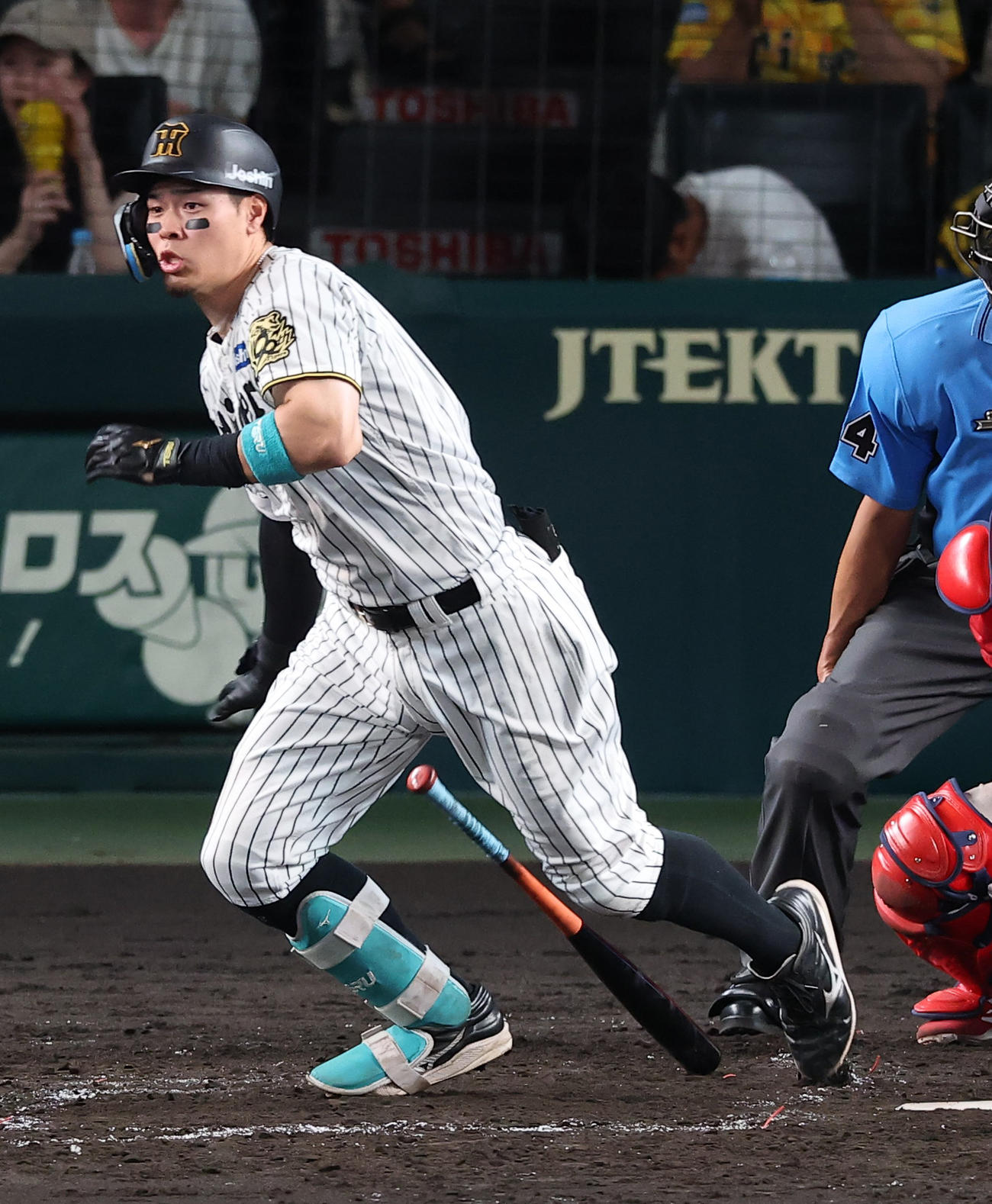阪神対広島　4回裏阪神1死一、二塁、佐藤輝は右前に同点適時打を放つ（撮影・上田博志）