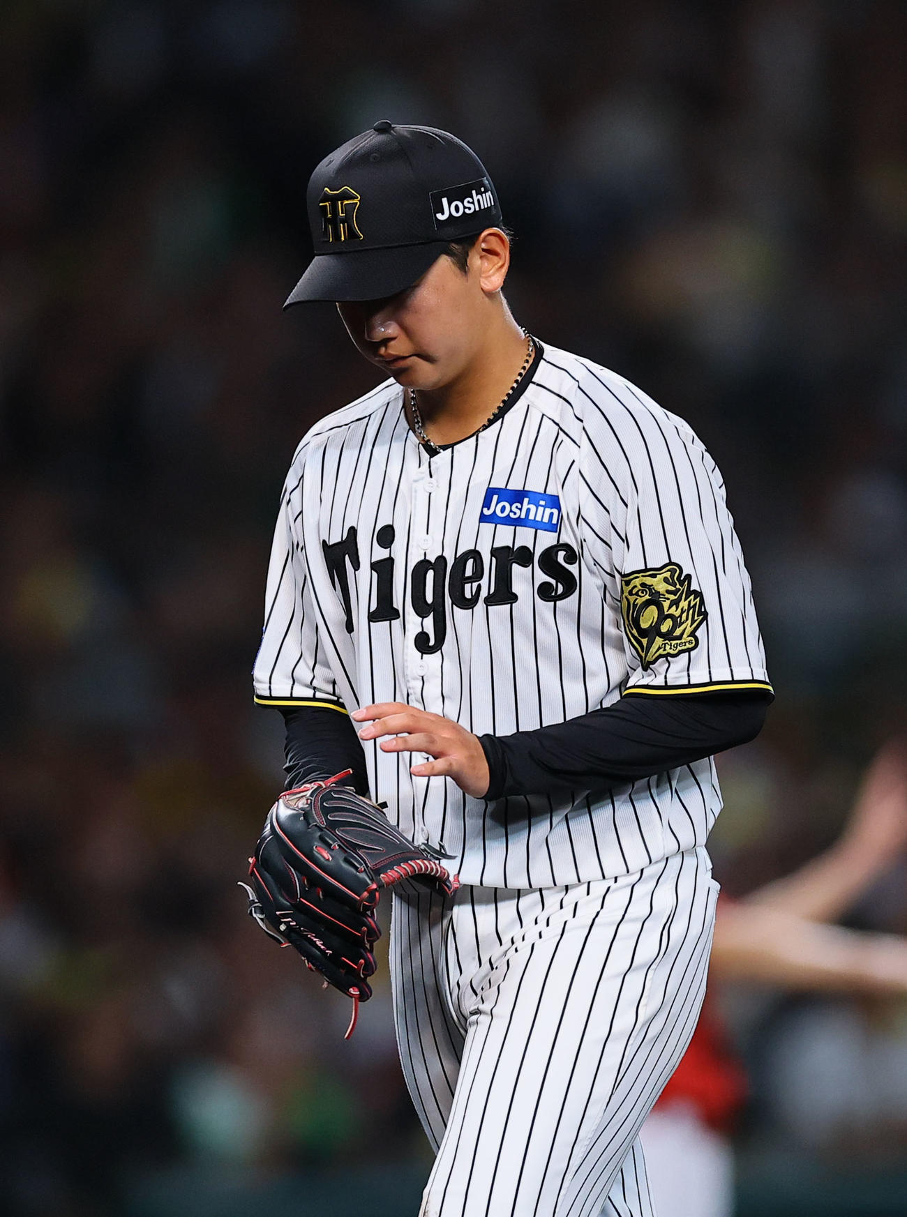 阪神対広島　4回、ピンチを抑えグラブをたたく阪神門別（撮影・藤尾明華）