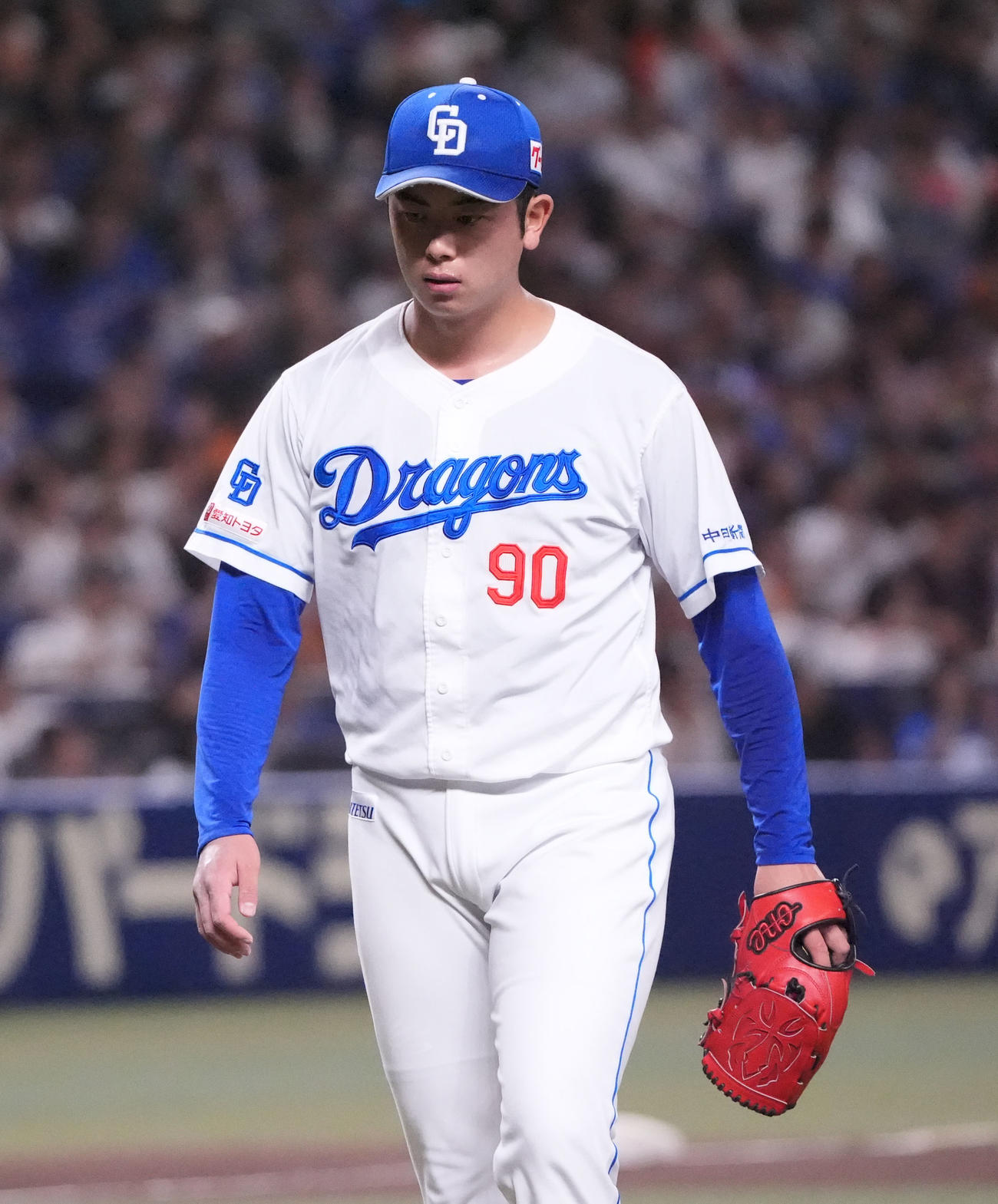 中日対巨人　9回表終了、ベンチへ戻る松山（撮影・森本幸一）