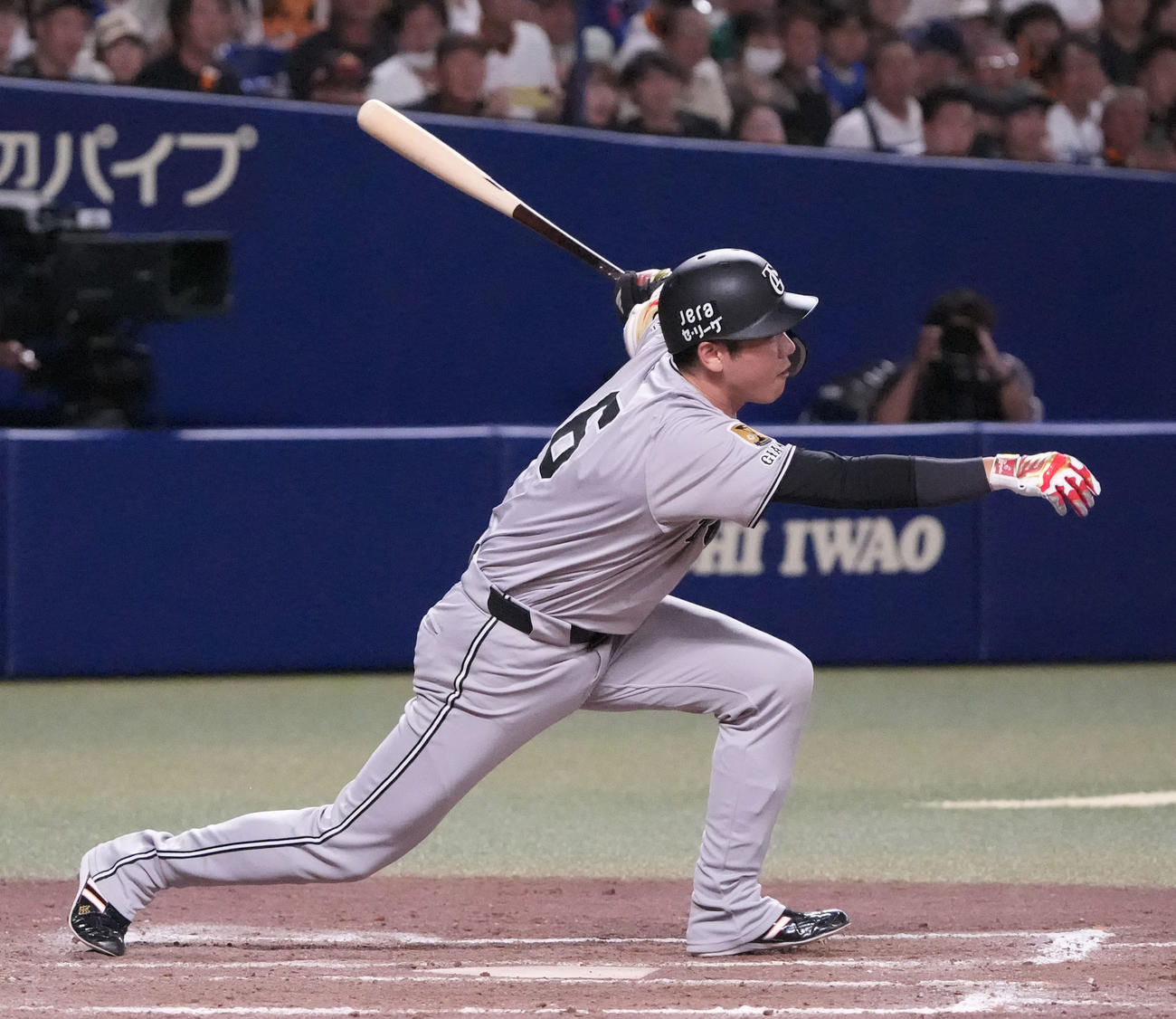 中日対巨人　9回表巨人2死満塁、中前適時打を放つ坂本（撮影・森本幸一）