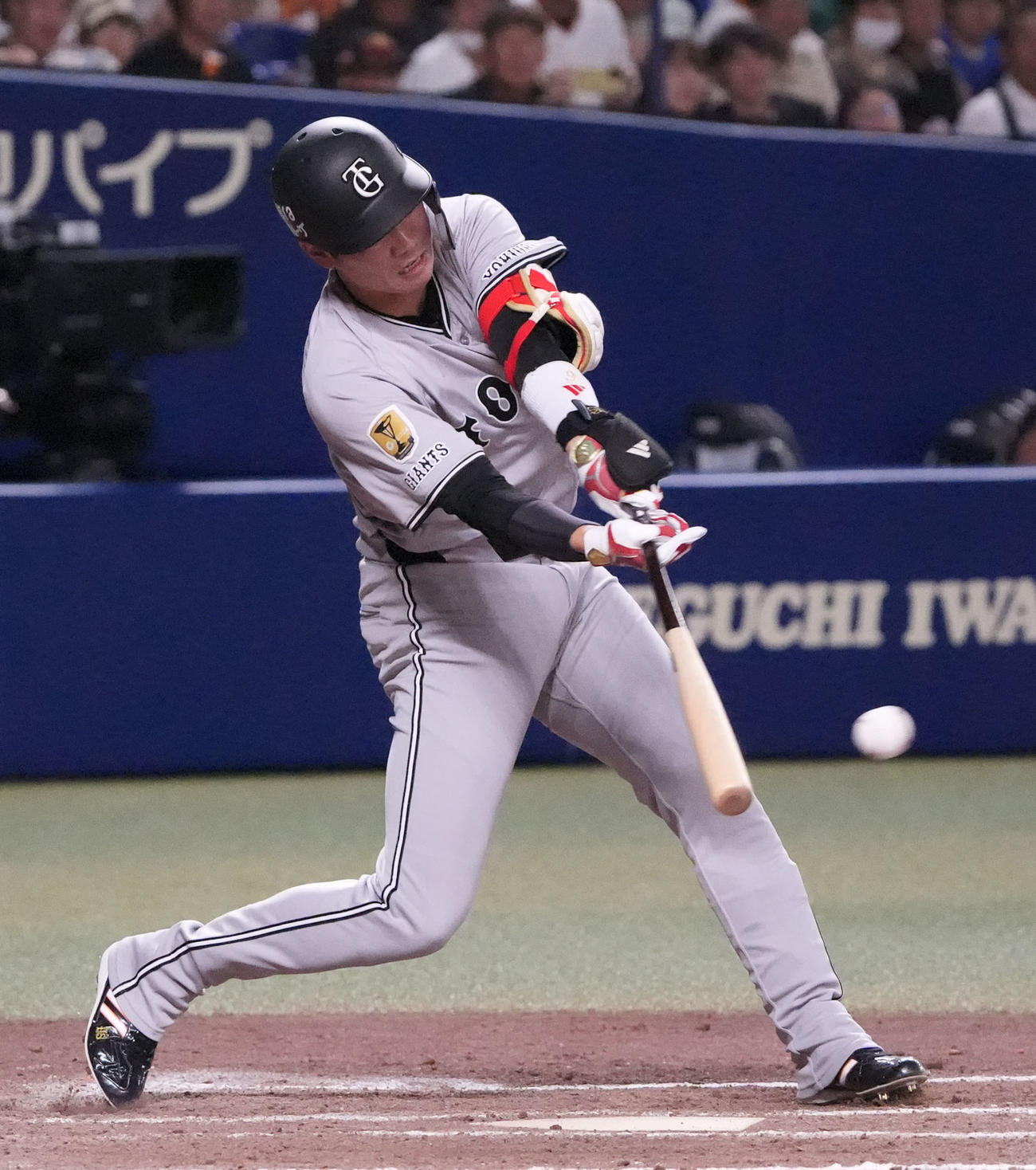 中日対巨人　9回表巨人2死満塁、中前適時打を放つ坂本（撮影・森本幸一）