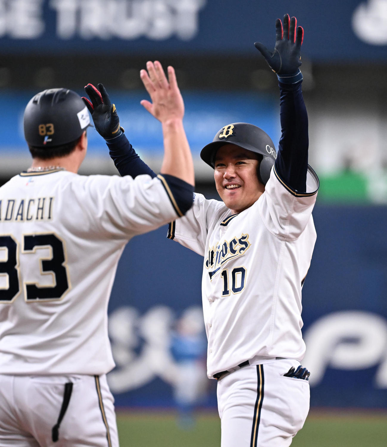 オリックス対日本ハム　7回裏オリックス2死満塁、左前適時打を放った大城はバンザイ（撮影・和賀正仁）