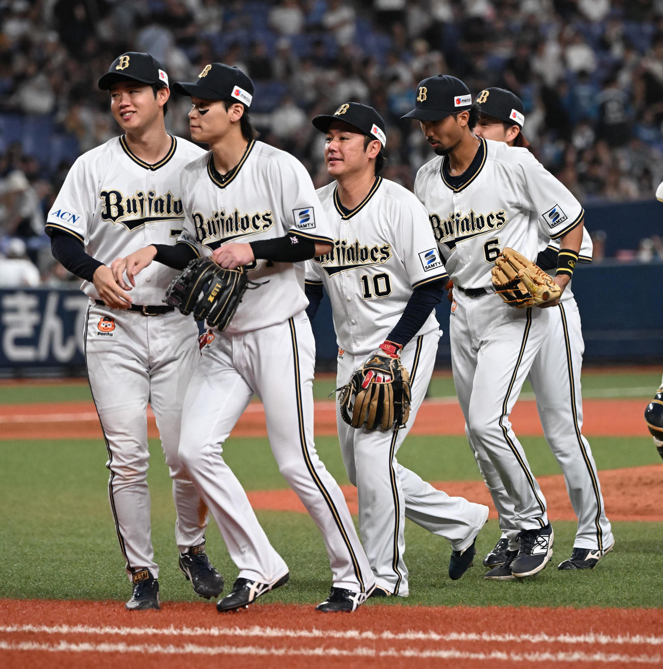 オリックス対日本ハム　日本ハムに勝利しタッチを交わす大城（中央）らオリックスナイン（撮影・和賀正仁）