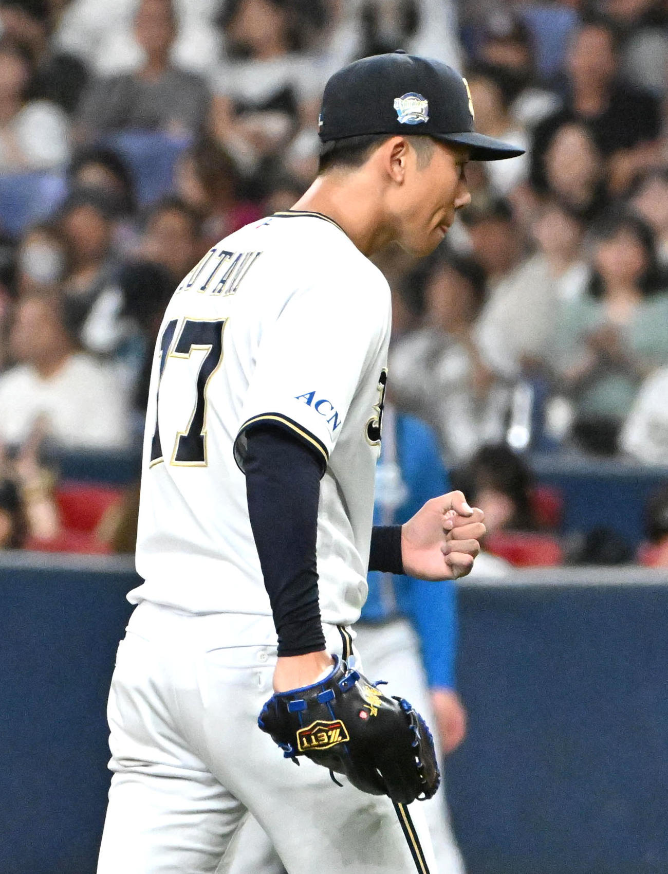 オリックス対日ハム　5回表日ハム2死　水谷を遊ゴロに抑えガッツポーズをする曽谷（撮影・石井愛子）