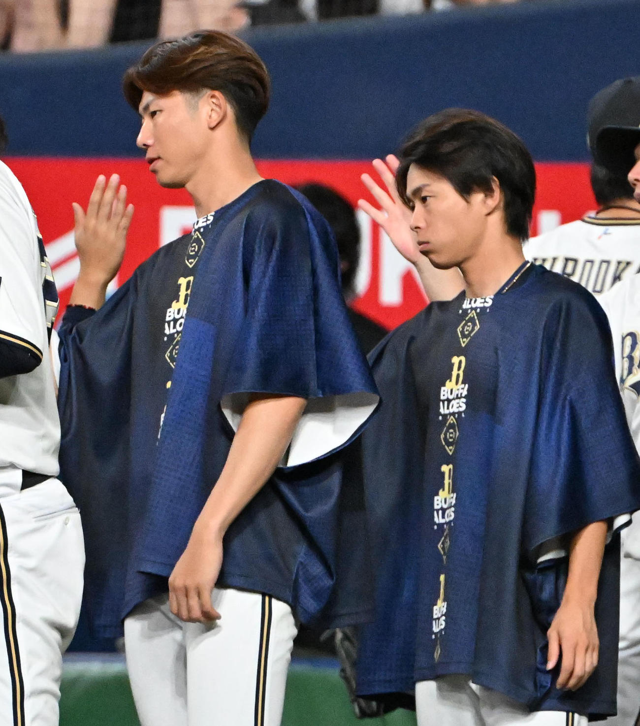 オリックス対日ハム　日ハムに勝利しナインを迎える曽谷（左）、山岡（撮影・石井愛子）