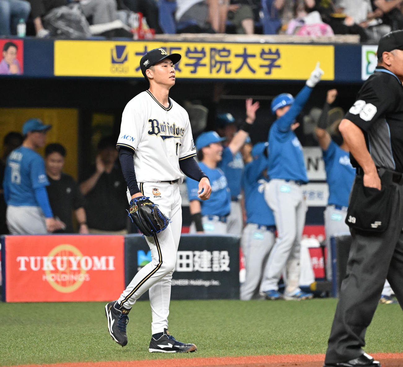 オリックス対日本ハム　2回表日本ハム無死一、二塁、石井に先制適時打を浴びた曽谷（撮影・和賀正仁）