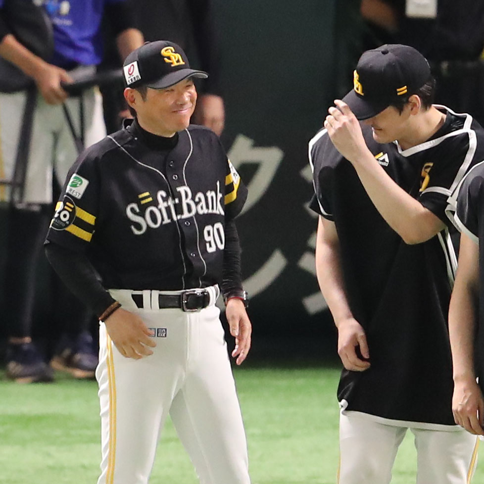 ソフトバンク対楽天　勝利投手になった有原に笑顔で声をかける小久保監督（左）（撮影・梅根麻紀）