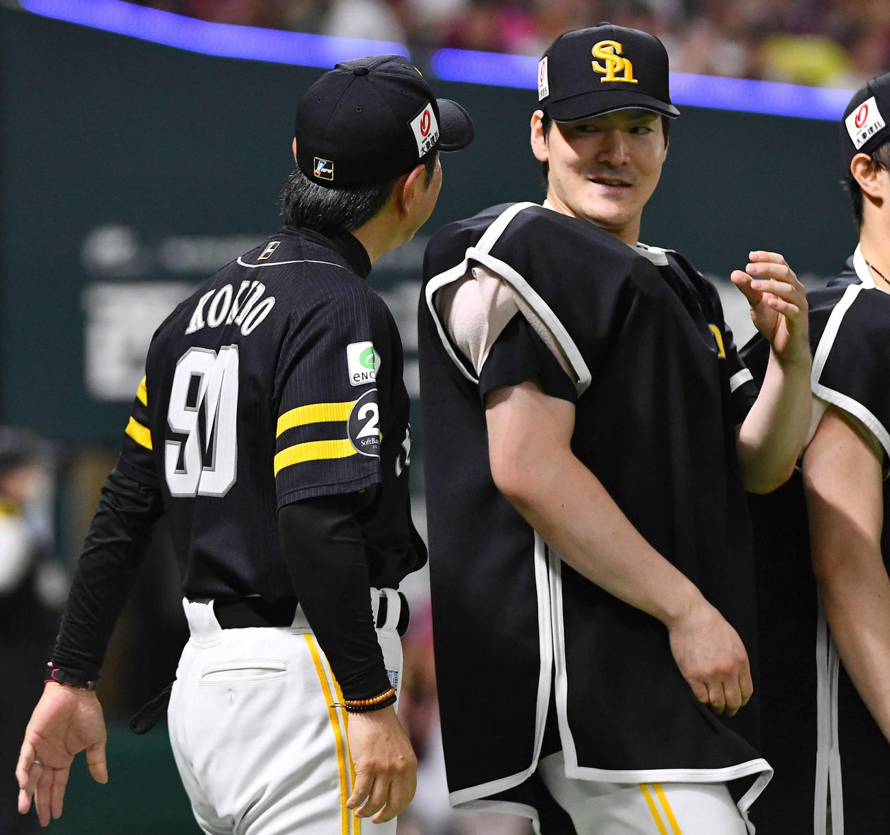ソフトバンク対楽天　今季11勝目を挙げた有原（右）は小久保監督と笑顔で話す（撮影・岩下翔太）