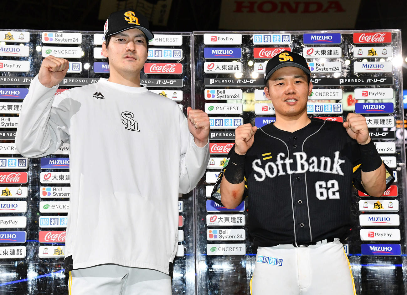 ソフトバンク対楽天　楽天に勝利し、お立ち台でガッツポーズする有原（左）と海野（撮影・岩下翔太）