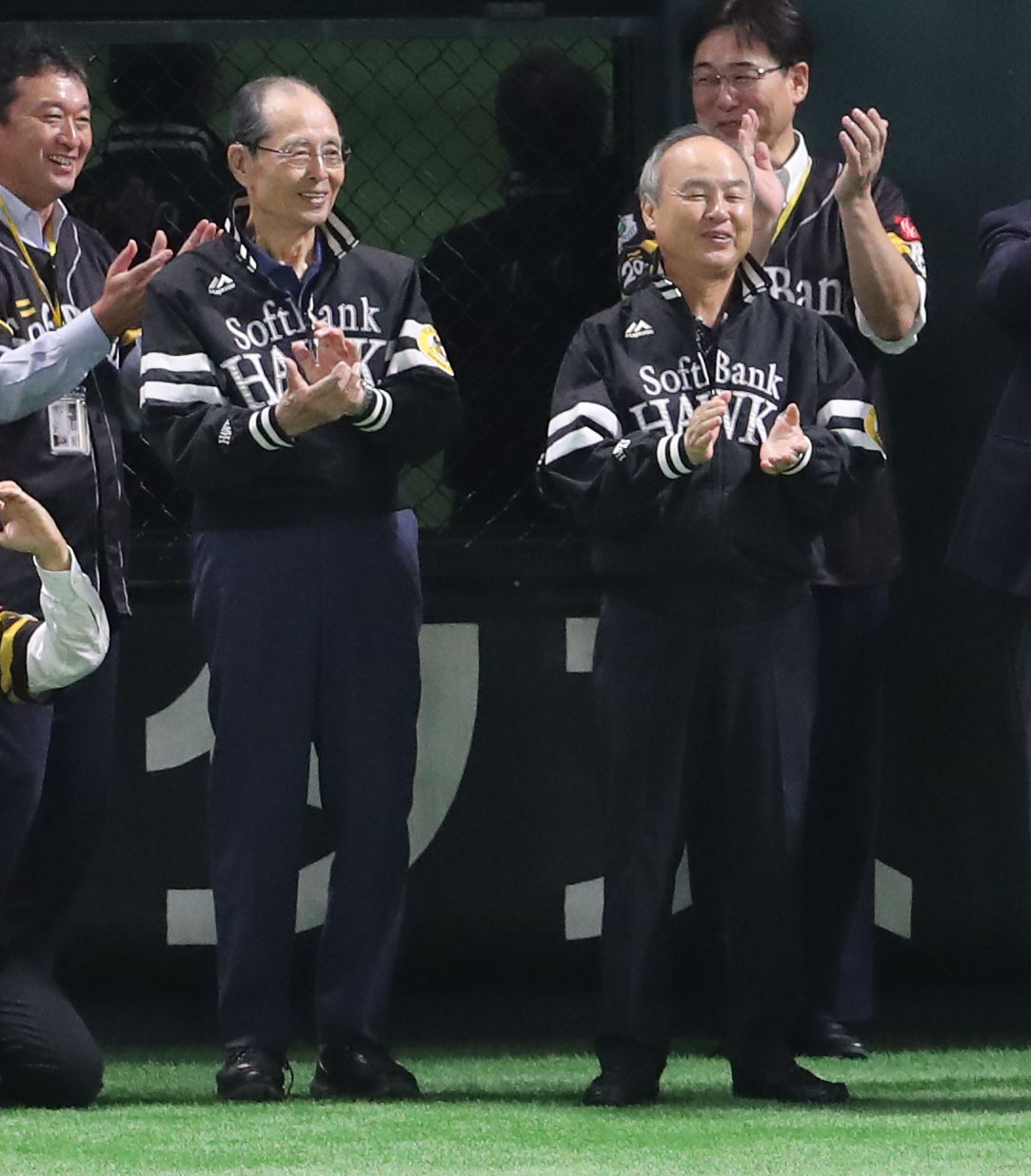 ソフトバンク対楽天　試合前、拍手で選手を送り出す王球団会長（左）と孫ソフトバンク会長（撮影・梅根麻紀）