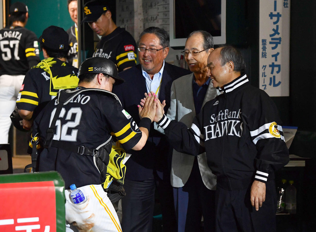 ソフトバンク対楽天　楽天に勝利し、ベンチで海野（左）らナインと笑顔でタッチを交わす、右からソフトバンク孫オーナー、王球団会長、後藤球団社長（撮影・岩下翔太）