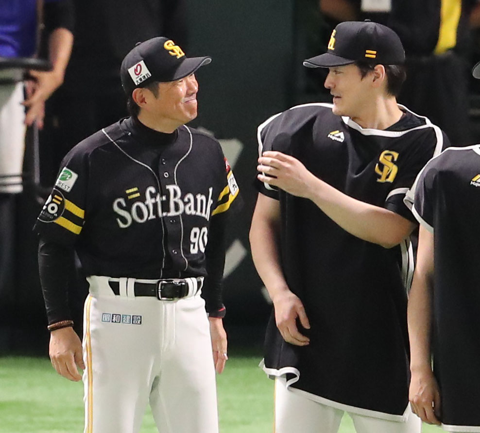 ソフトバンク対楽天　勝利投手になった有原に笑顔で声をかける小久保監督（左）（撮影・梅根麻紀）