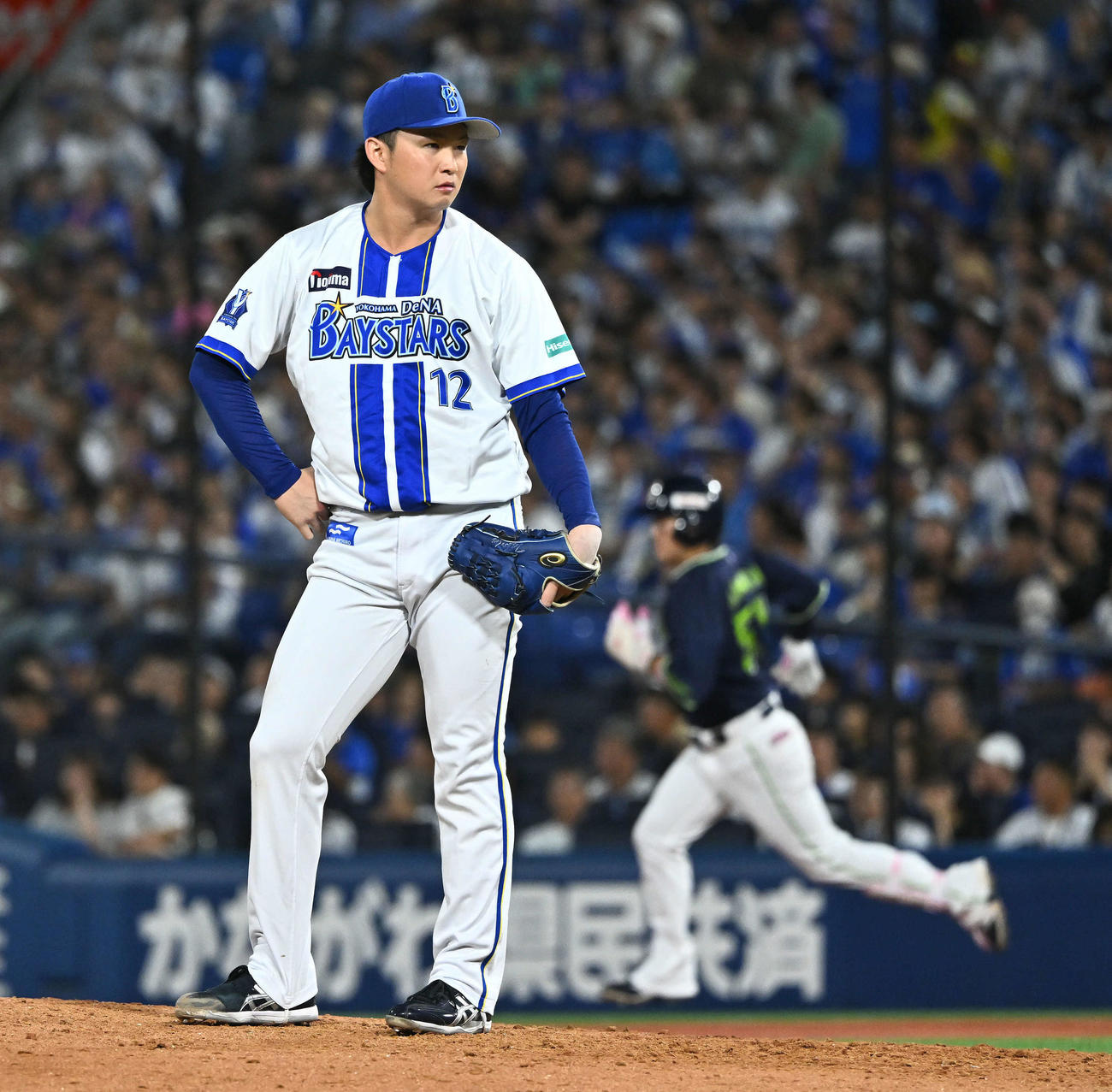 DeNA対ヤクルト　6回表ヤクルト無死、浜田（後方）に先制ソロ本塁打を許す竹田（撮影・滝沢徹郎）