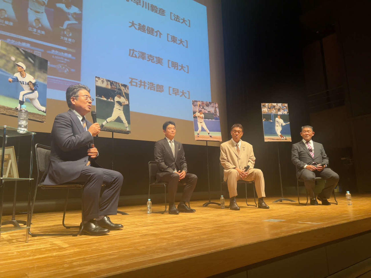 東京6大学創設100周年記念トークショーに登壇した左から東大OBの大越氏、法大OBの小早川氏、明大OBの広沢氏、早大OBの石井氏（撮影・平山連）