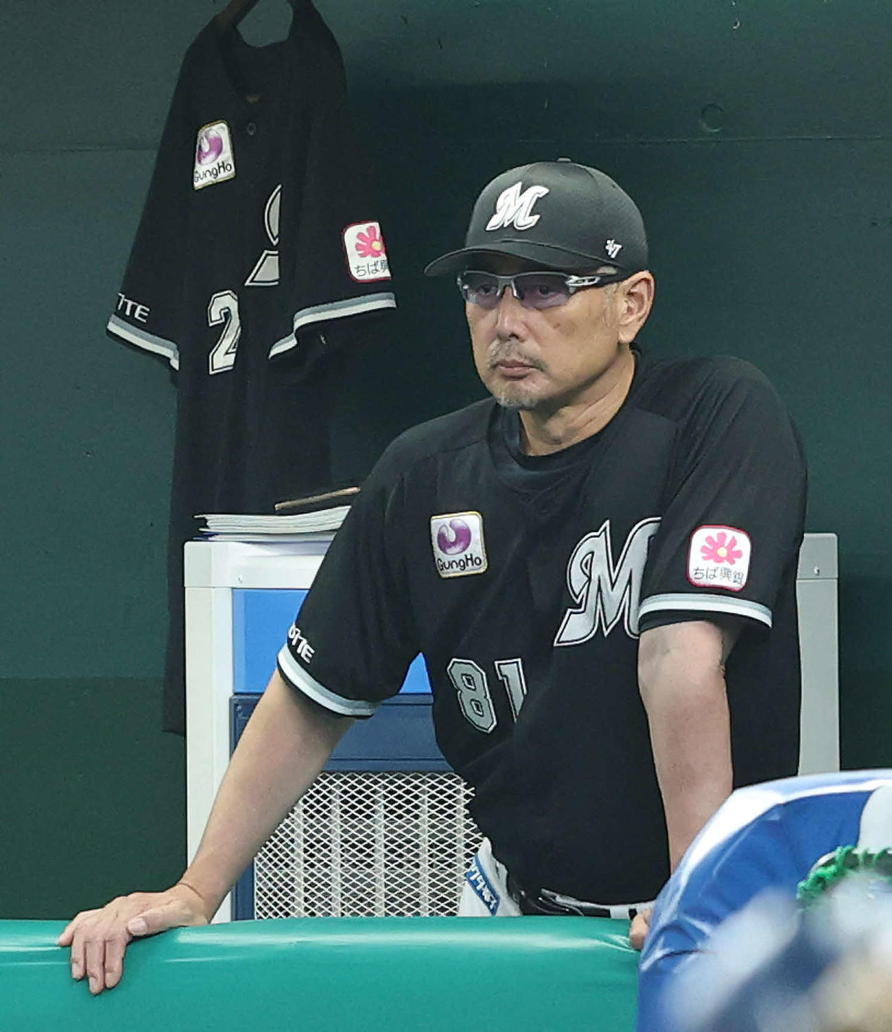 西武対ロッテ　3回表、戦況を見守る吉井監督（撮影・河田真司）