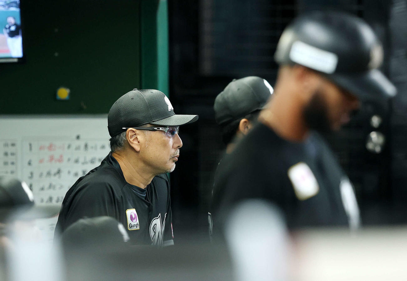 西武対ロッテ　5回表、戦況を見守る吉井監督（撮影・河田真司）