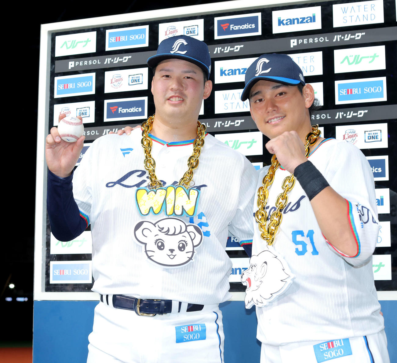 西武対ロッテ　ロッテに勝利し、お立ち台で写真に納まる西武渡辺（左）と西川（撮影・河田真司）