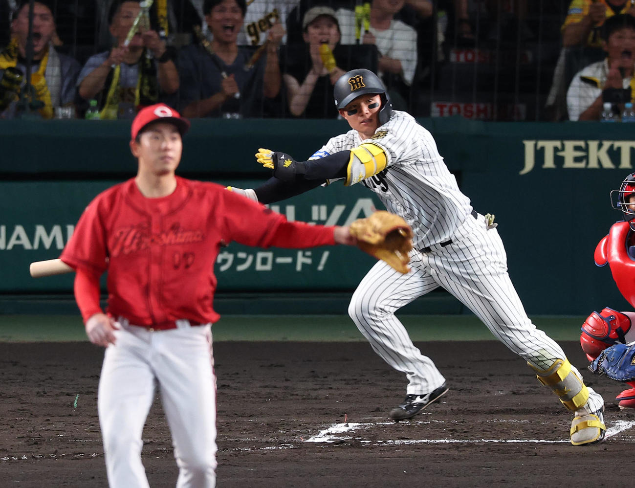 阪神対広島　6回裏阪神無死一、三塁、森下は勝ち越し適時打を放つ。投手常広（撮影・上田博志）