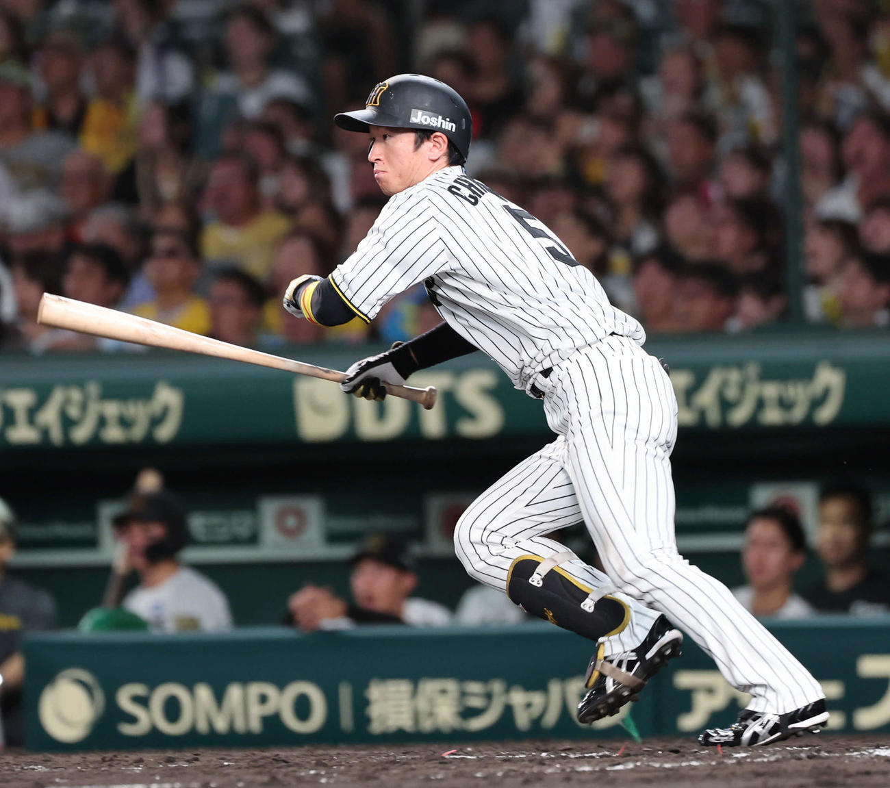 阪神対広島　7回裏阪神1死、近本は左中間に二塁打を放つ（撮影・西尾就之）