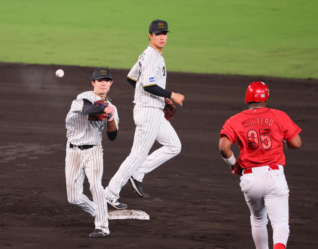 阪神対広島　7回表広島無死一塁、二塁手中野（左）は末包の遊ゴロで併殺を奪う、中央は遊撃手小幡（撮影・上山淳一）