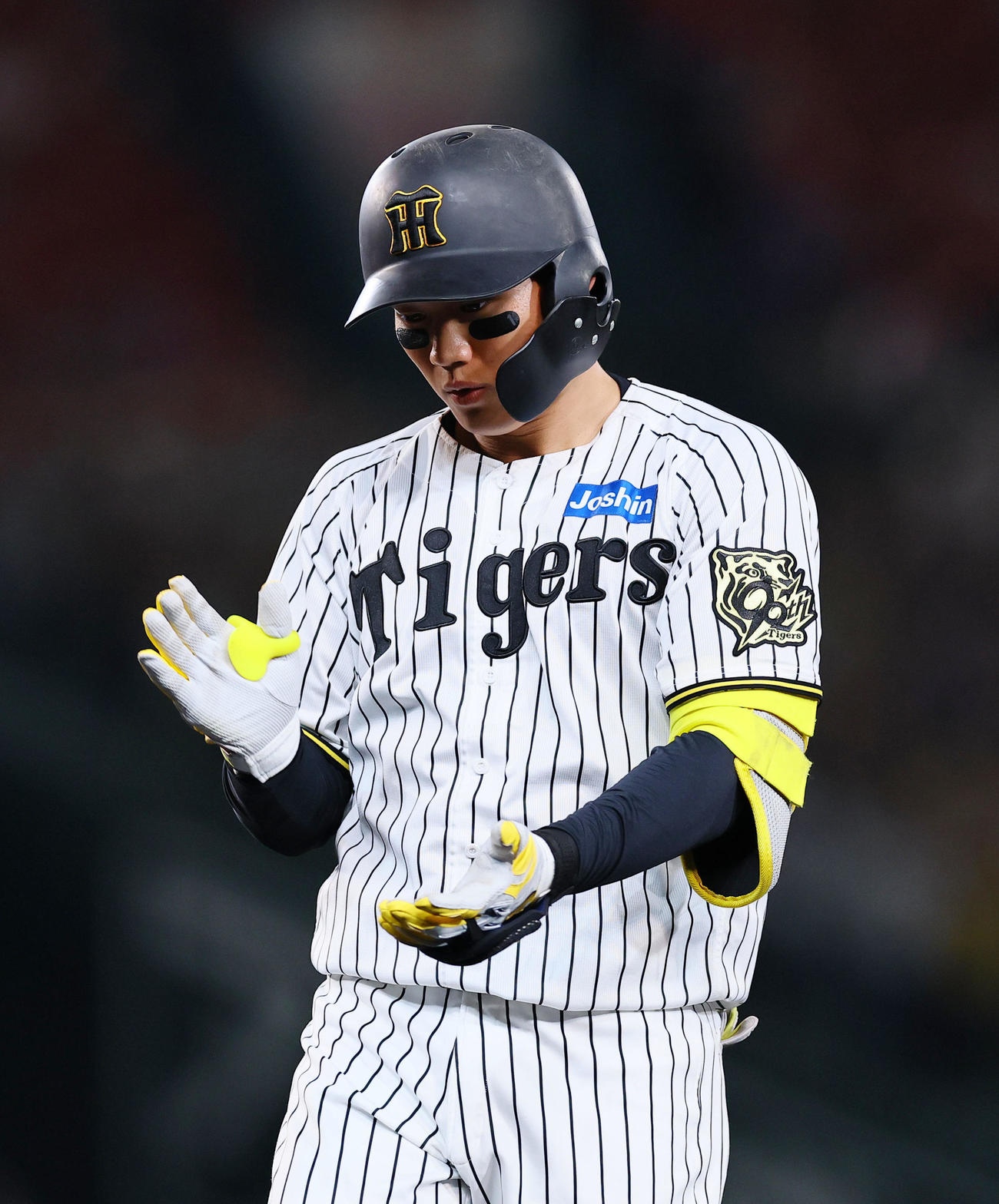 阪神対広島　6回裏阪神無死一、三塁、森下は左前に勝ち越しの適時打を放ち、手をたたく（撮影・藤尾明華）