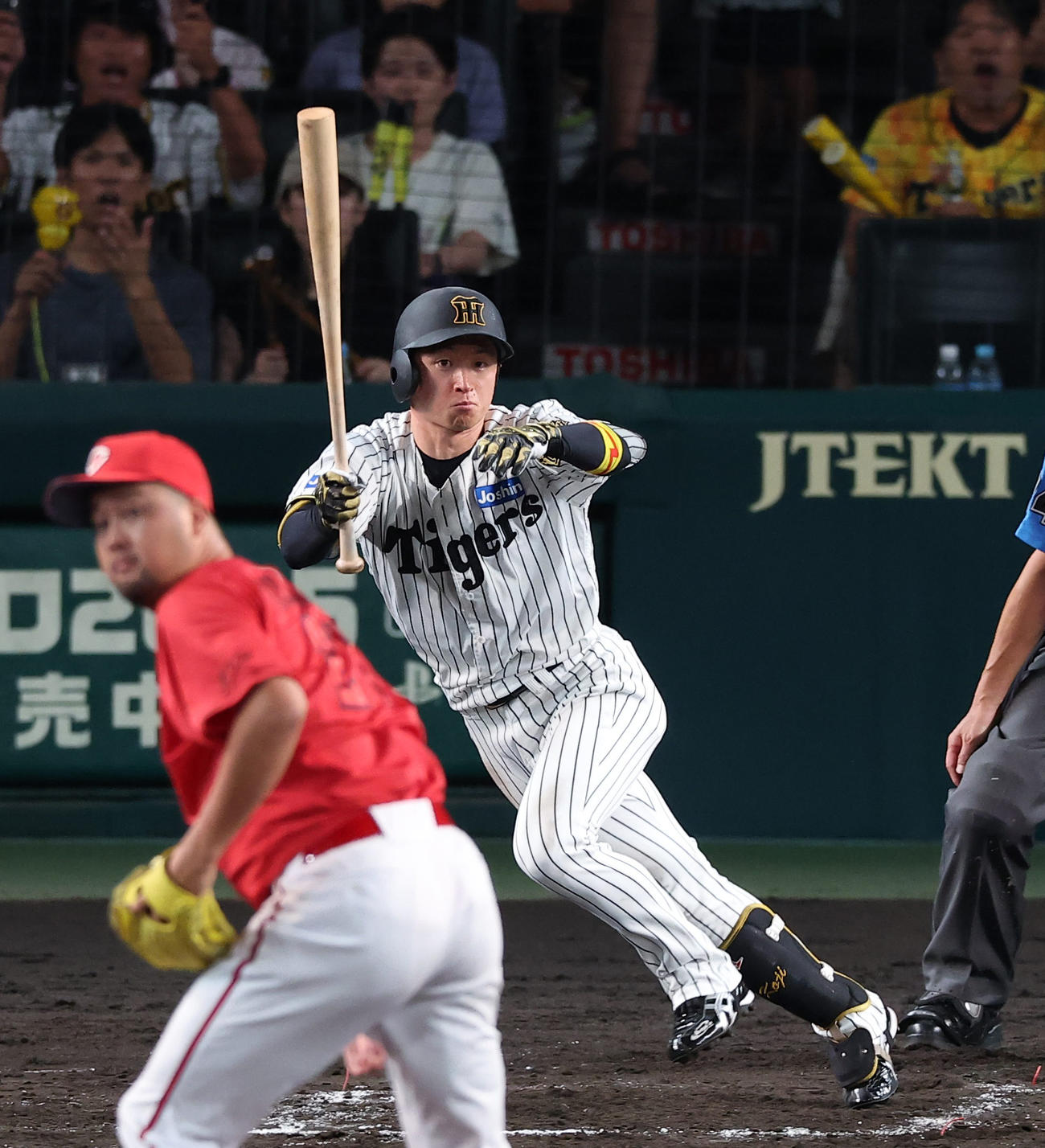 阪神対広島　7回裏阪神1死、近本は二塁打を放つ（撮影・上田博志）