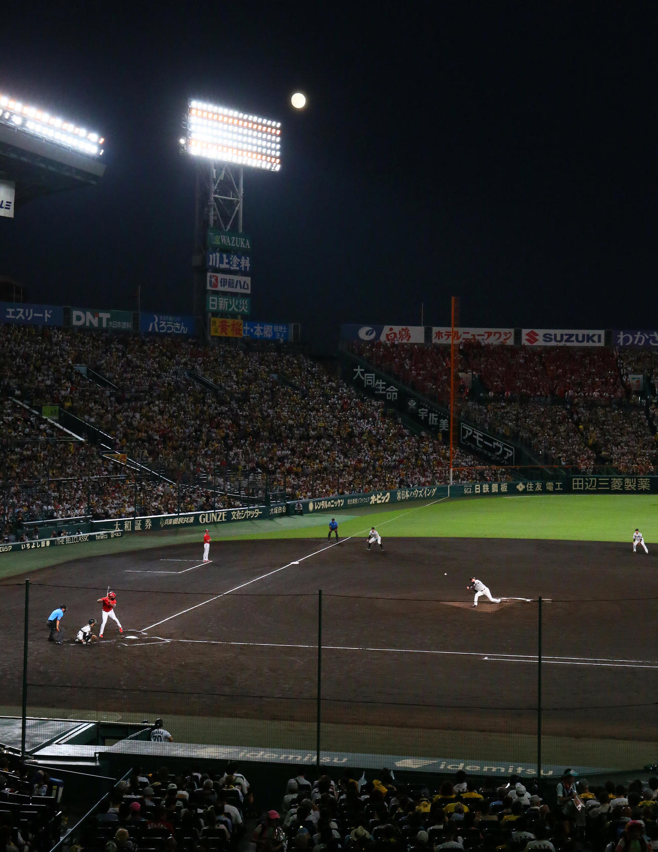 阪神対広島　月が浮かぶ甲子園球場（撮影・上山淳一）