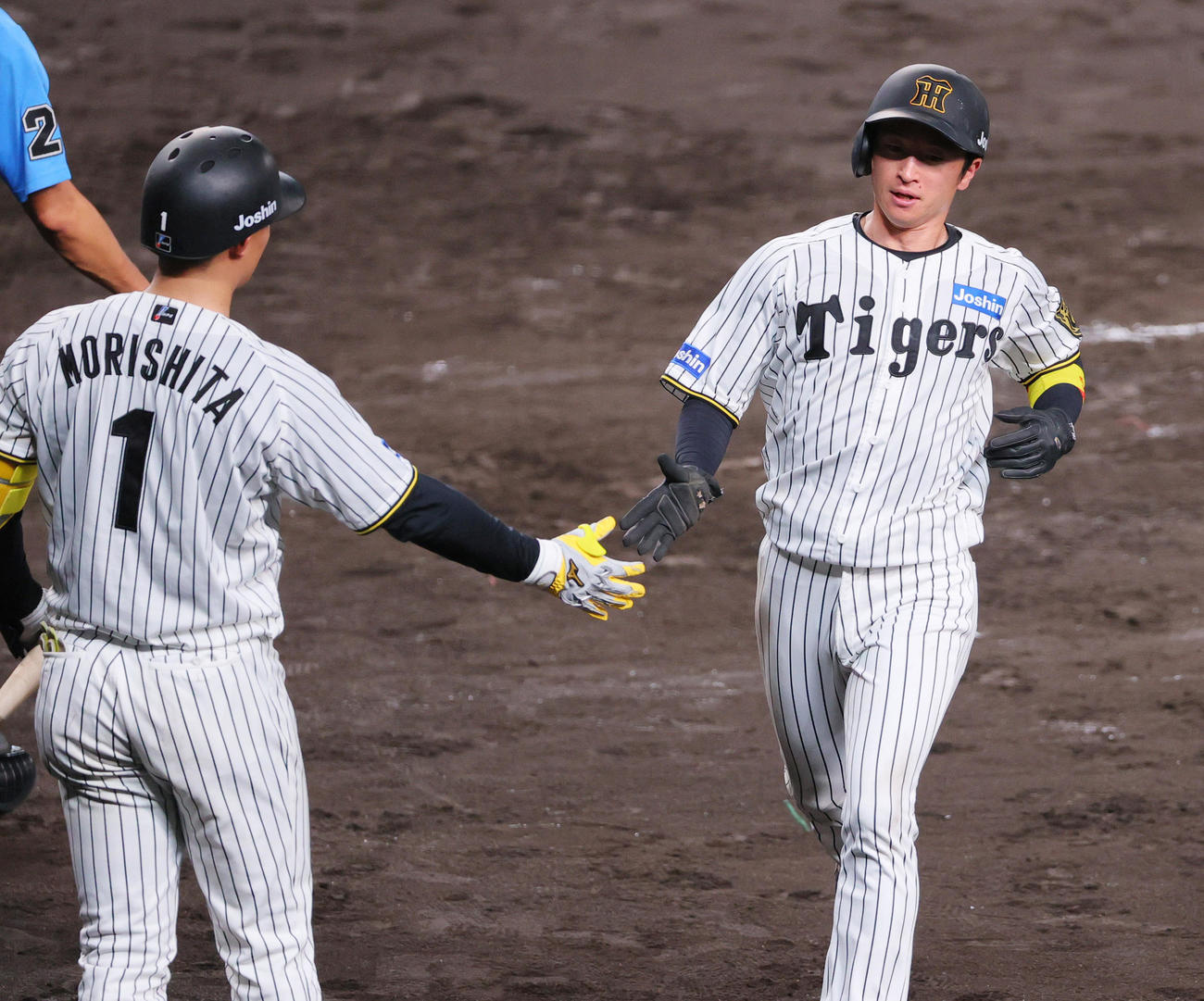 阪神対広島　7回裏阪神1死二塁、二走近本（右）は中野の中前適時打で生還し森下とタッチをかわす（撮影・上山淳一）