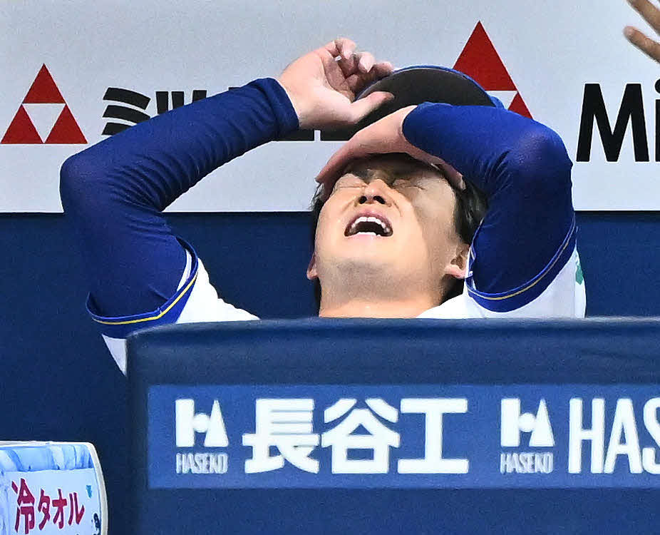 DeNA対ヤクルト　6回表、降板したDeNA先発の竹田はベンチで悔しげな表情を見せる（撮影・滝沢徹郎）