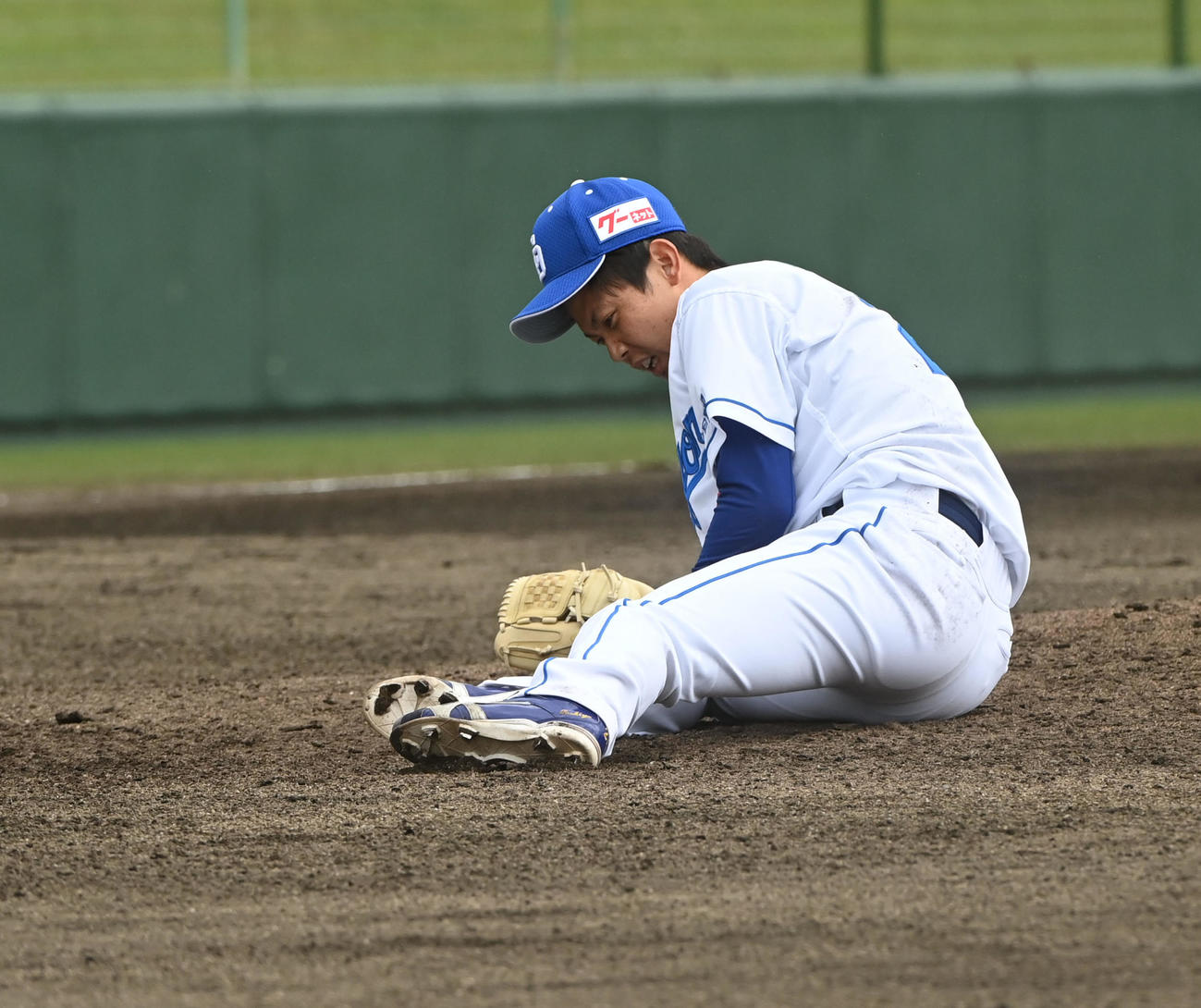 23年2月22日、練習試合楽天戦で投球後にマウンド付近でうずくまる岡田俊哉