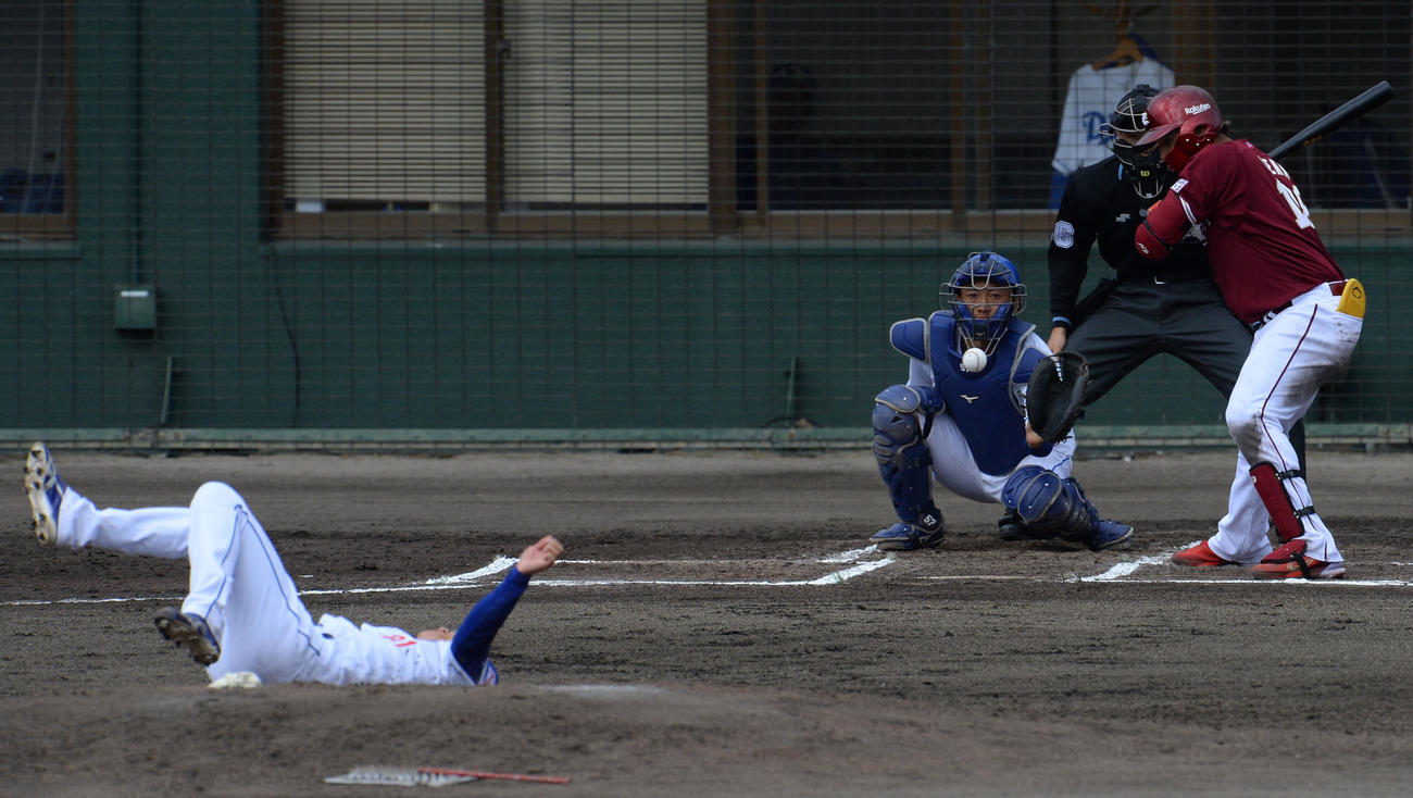 23年2月22日、投球後に倒れる岡田俊哉