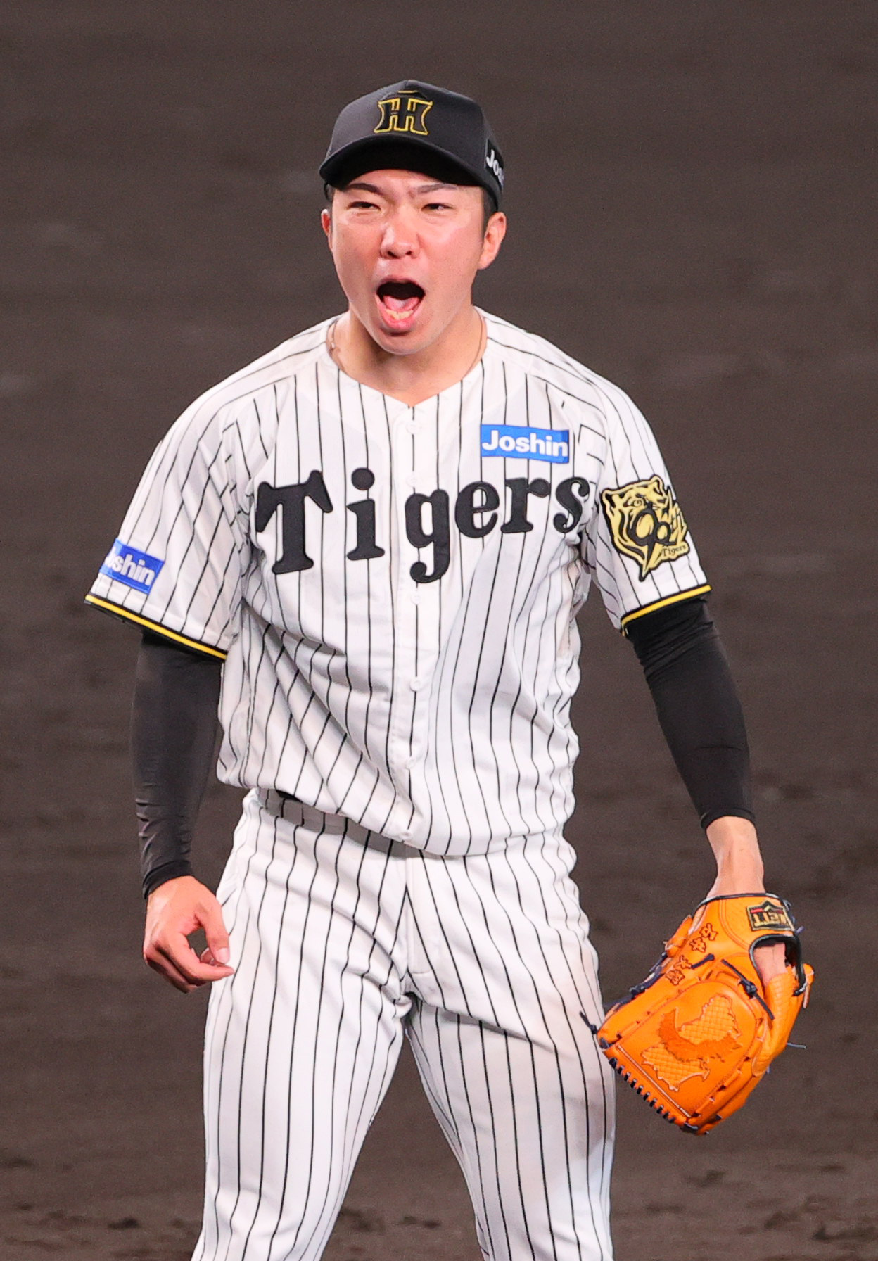 阪神対広島　9回表広島2死一、二塁、石井は最終打者末包を空振り三振に仕留め雄たけびをあげ喜ぶ（撮影・上山淳一）