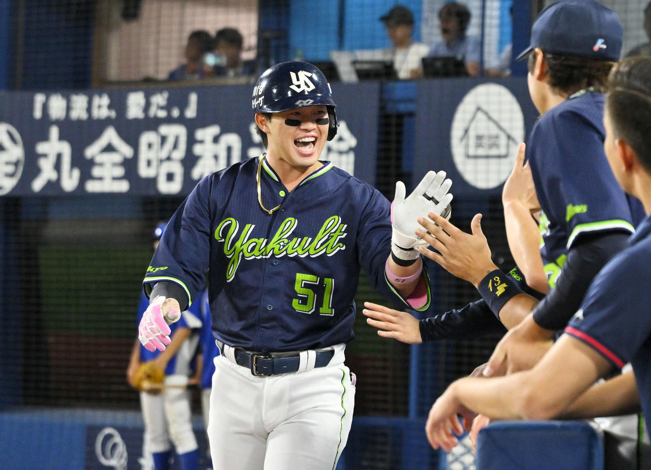 DeNA対ヤクルト　6回表ヤクルト無死、先制ソロ本塁打を放った浜田は生還しチームメートとタッチをかわす（撮影・滝沢徹郎）